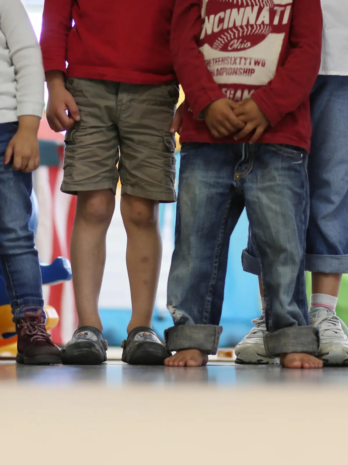 ARCHIV - ILLUSTRATION - Kinder stehen am 18.09.2015 im Rahmen eines Medientermins in einem Kindergarten in Hamburg. Foto: Christian Charisius/dpa (zu dpa «Im Westen steigt die Kinderarmut: Mehr Familien leben von Hartz IV» vom 12.09.2016) +++(c) dpa - Bildfunk+++