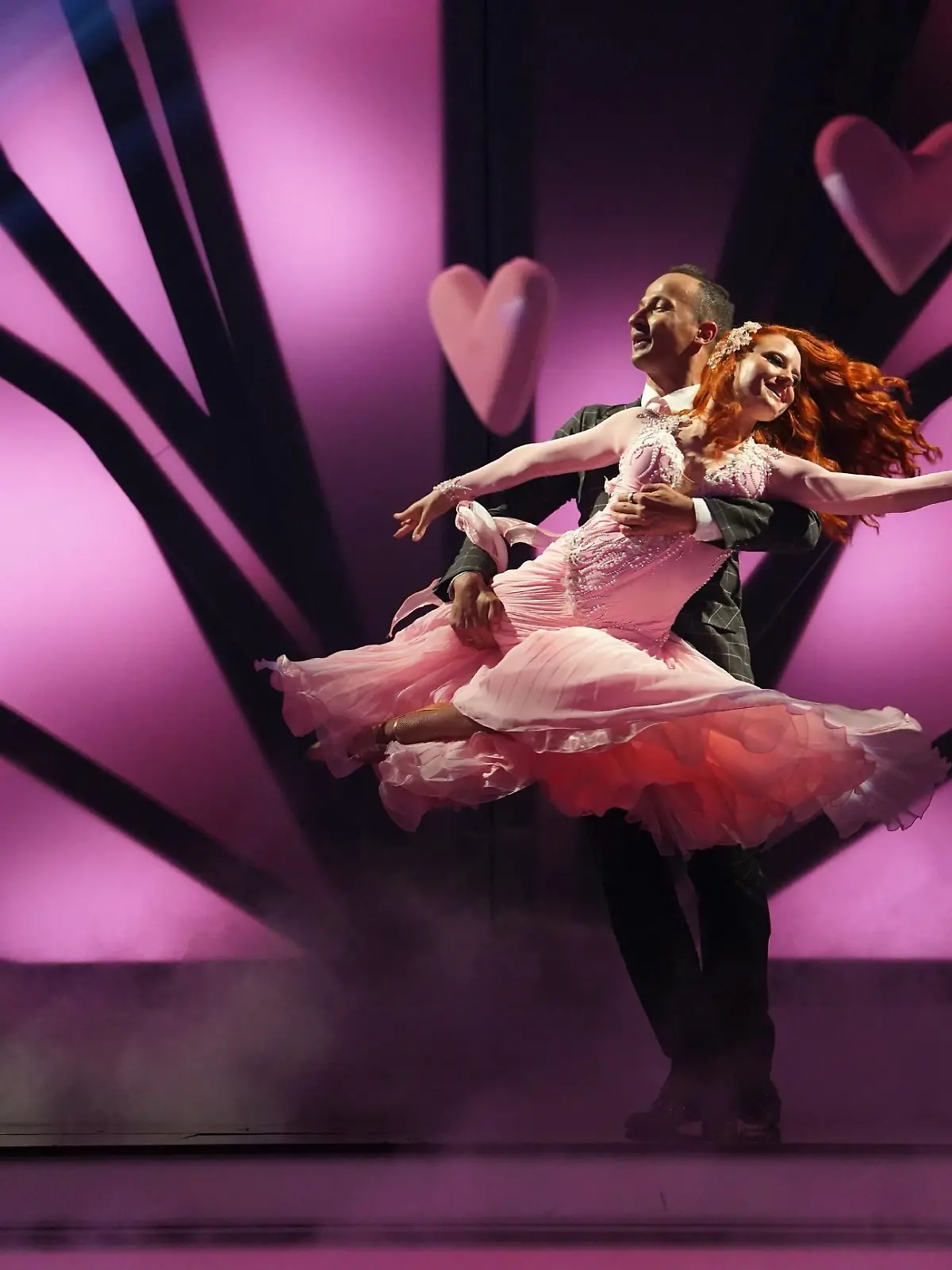 Barbara Meier und Sergiu Luca tanzen Slowfox. 