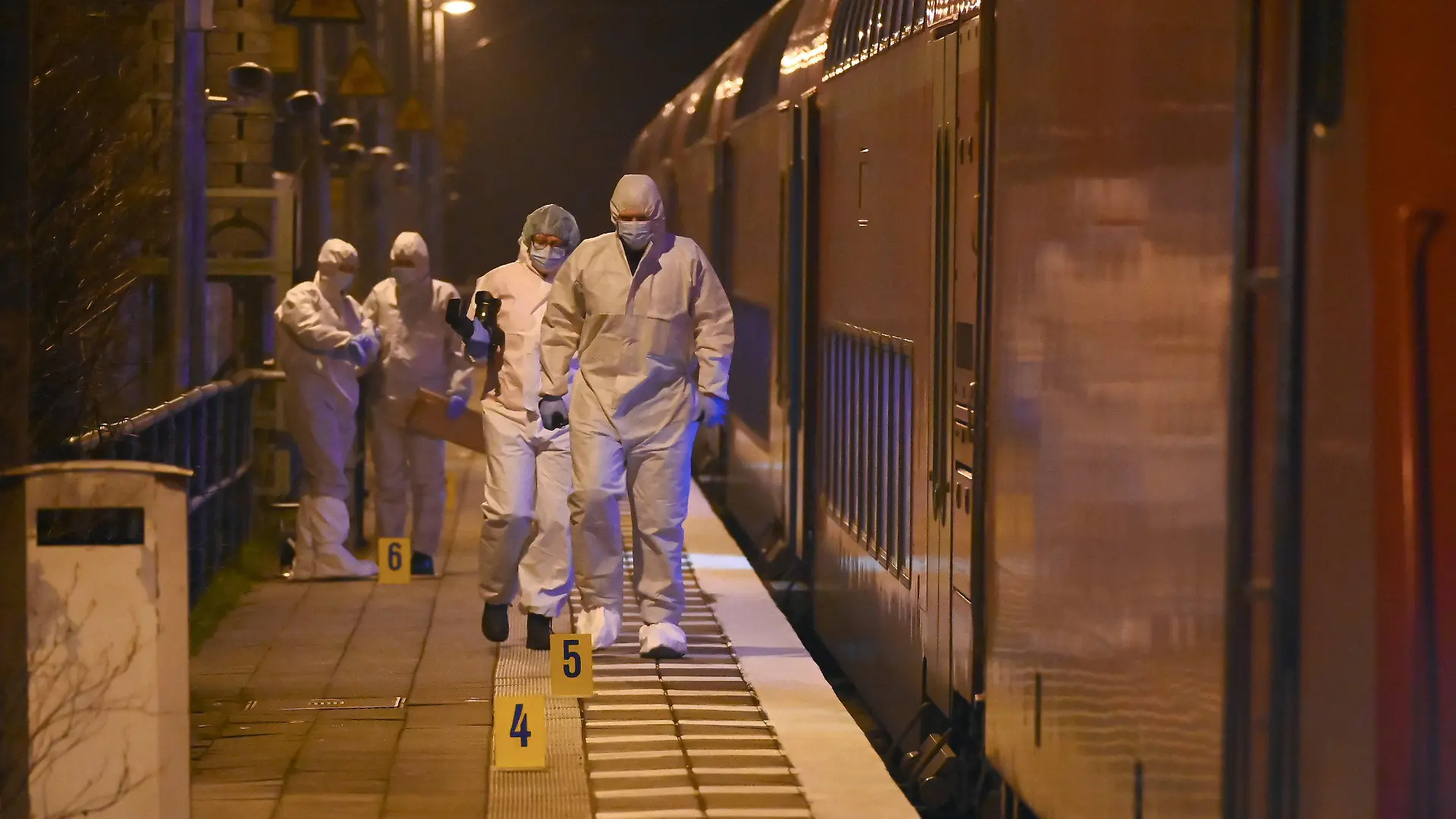 25.01.2023, Schleswig-Holstein, Brokstedt: Mitarbeiter der Spurensicherung sind auf einem Bahnsteig bei einem Regionalzug im Einsatz. Bei einer Messerattacke in einem Regionalzug von Kiel nach Hamburg sind zwei Menschen getötet und mehrere verletzt worden. Die Tat ereignete sich nach Angaben der Bundespolizei kurz vor 15.00 Uhr vor der Ankunft des Zuges im Bahnhof Brokstedt im Kreis Steinburg. Foto: Jonas Walzberg/dpa +++ dpa-Bildfunk +++