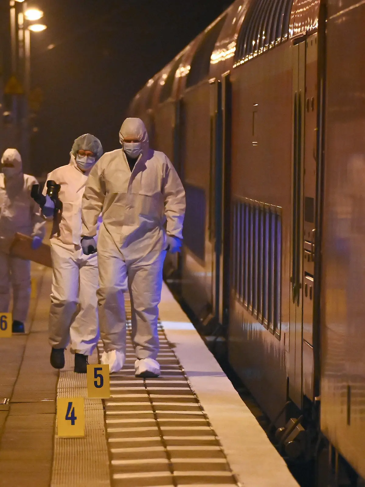 25.01.2023, Schleswig-Holstein, Brokstedt: Mitarbeiter der Spurensicherung sind auf einem Bahnsteig bei einem Regionalzug im Einsatz.  Bei einer Messerattacke in einem Regionalzug von Kiel nach Hamburg sind zwei Menschen getötet und mehrere verletzt worden. Die Tat ereignete sich nach Angaben der Bundespolizei kurz vor 15.00 Uhr vor der Ankunft des Zuges im Bahnhof Brokstedt im Kreis Steinburg. Foto: Jonas Walzberg/dpa +++ dpa-Bildfunk +++