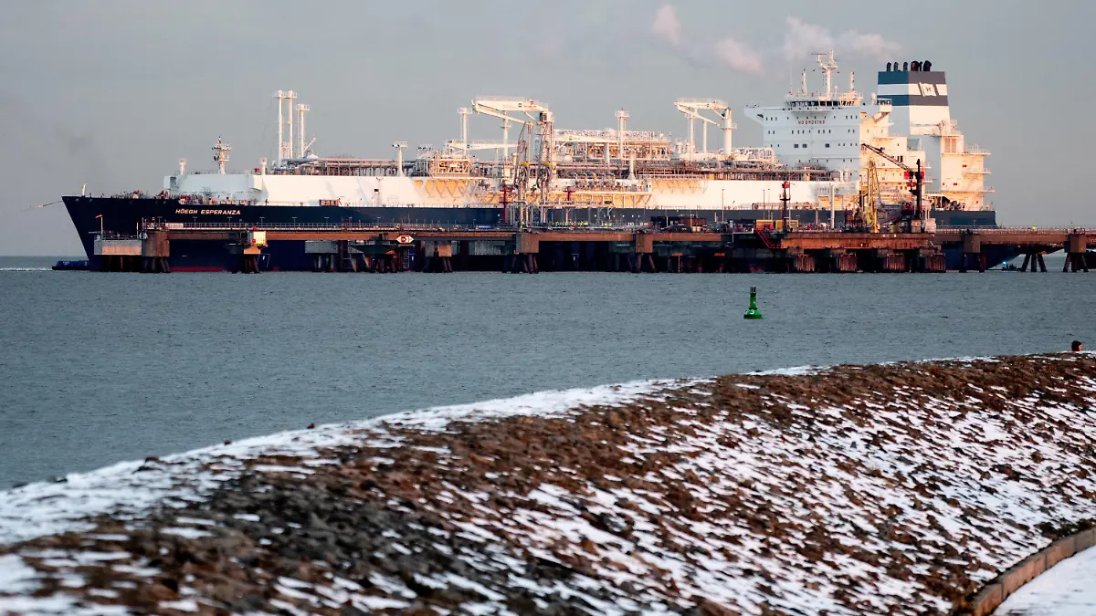 ARCHIV - 15.12.2022, Niedersachsen, Hooksiel: Das Spezialschiff «Höegh Esperanza» erreicht in der Abendsonne den neuen Anleger für das LNG-Terminal im Jadebusen. Ein von der Deutschen Umwelthilfe (DUH) in Auftrag gegebenes Gutachten stellt die von den niedersächsischen Behörden genehmigte dauerhafte Biozid-Einleitung am LNG-Terminal in Wilhelmshaven in Frage. (zu dpa: «Umwelthilfe-Gutachten stellt Biozid-Einsatz am LNG-Terminal in Frage») Foto: Hauke-Christian Dittrich/dpa +++ dpa-Bildfunk +++