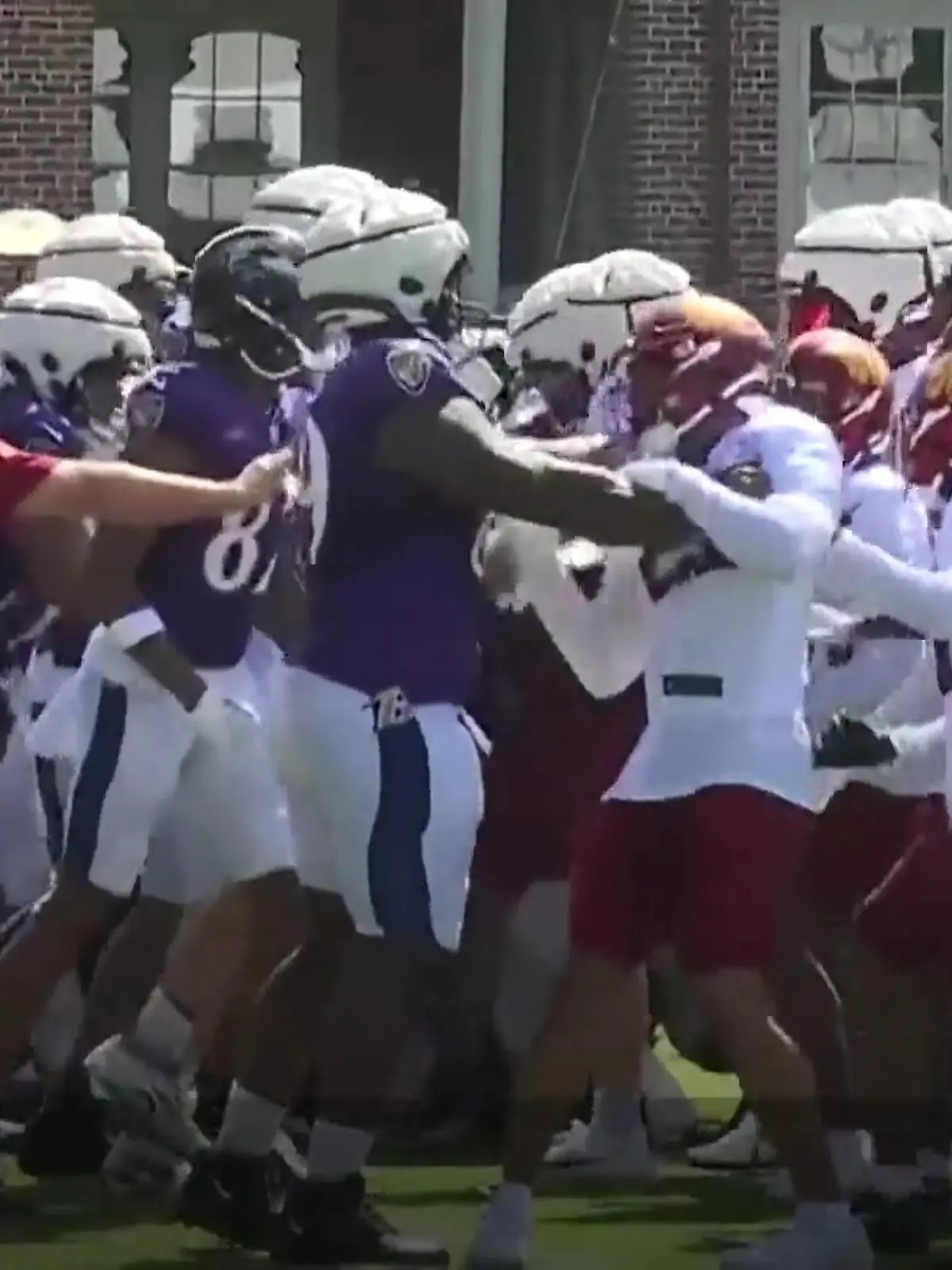 Die Washington Commanders trafen sich im Rahmen der Preseason zum gemeinsamen Training mit den Baltimore Ravens - doch das freundliche Aufeinandertreffen entwickelte sich zur einer handfesten Auseinandersetzung. Im Mittelpunkt standen dabei zwei Draft-Picks.