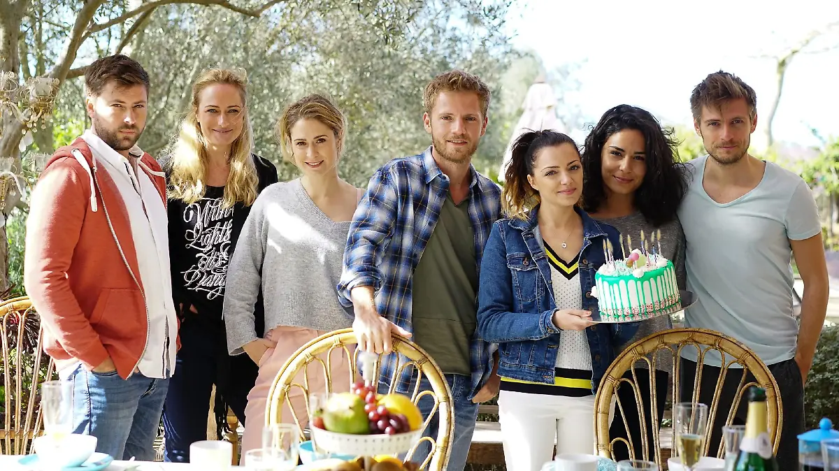 V.l.: John (Felix von Jascheroff), Maren (Eva Mona Rodekirchen), Sophie (Lea Marlen Woitack), Paul (Niklas Osterloh), Emily (Anne Menden), Shirin (Gamze Senol) und Philip (Jörn Schlönvoigt) feiern zusammen auf Mallorca den Geburtstag der Zwillinge - doch das Urlaubswochenende nimmt eine schockierende Wendung...