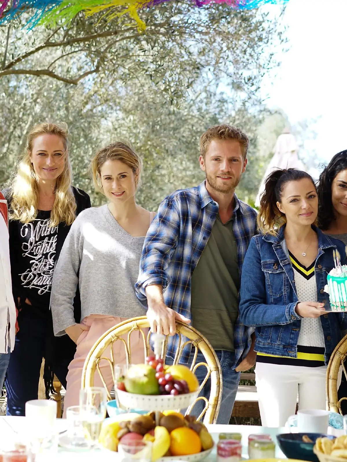 V.l.: John (Felix von Jascheroff), Maren (Eva Mona Rodekirchen), Sophie (Lea Marlen Woitack), Paul (Niklas Osterloh), Emily (Anne Menden), Shirin (Gamze Senol) und Philip (Jörn Schlönvoigt) feiern zusammen auf Mallorca den Geburtstag der Zwillinge - doch das Urlaubswochenende nimmt eine schockierende Wendung...