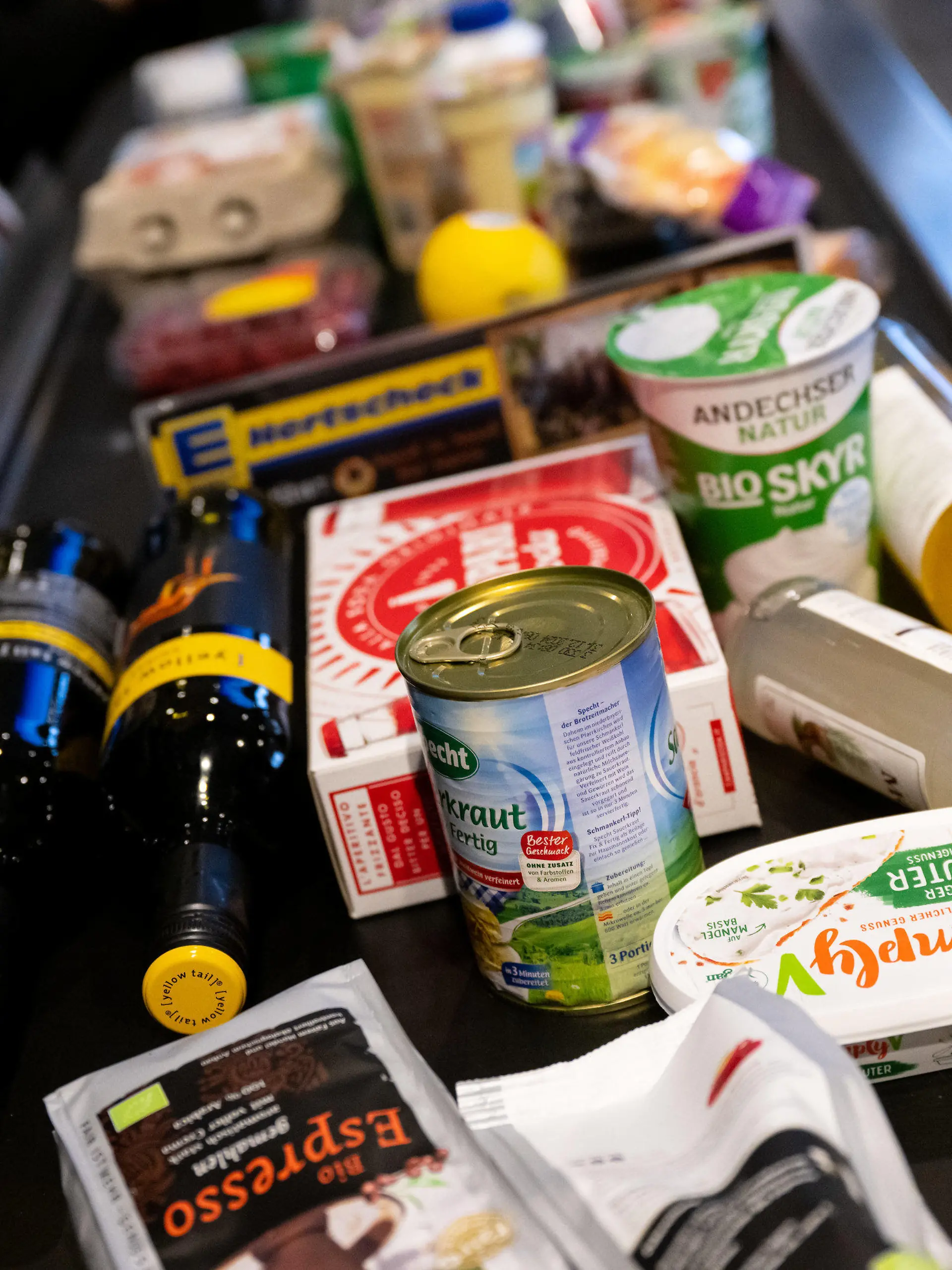 PRODUKTION - 18.01.2023, Bayern, Neubiberg: Lebensmittel liegen in einem Supermarkt an der Kasse auf dem Band. Die Inflation in Deutschland hat Ende des vergangenen Jahres auf hohem Niveau an Tempo verloren. Wie sich die Teuerungsrate im Januar entwickelt hat, gibt das Statistische Bundesamt an diesem Donnerstag in einer ersten Schätzung bekannt. (zu dpa «Bundesamt gibt Inflationsrate für Januar 2023 bekannt») Foto: Sven Hoppe/dpa +++ dpa-Bildfunk +++