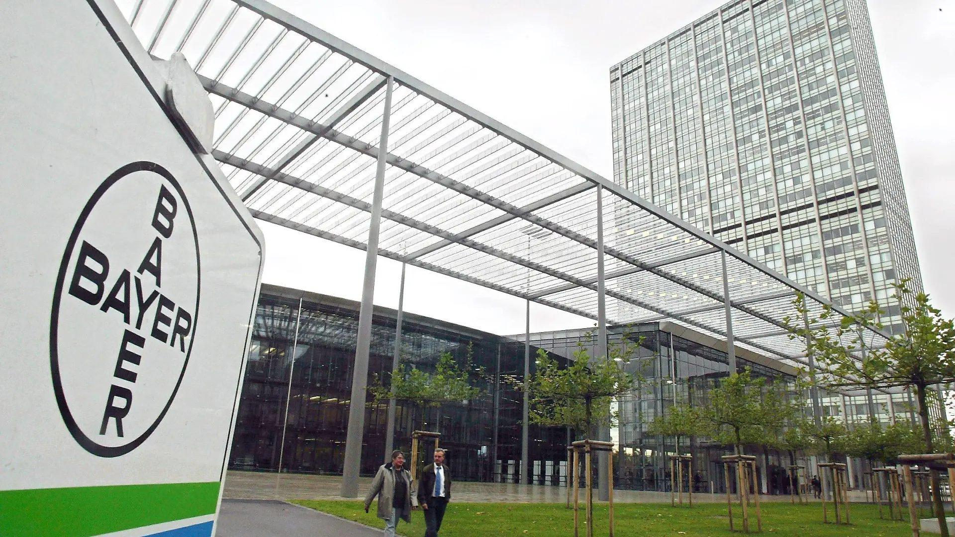 Außenansicht der neuen Zentrale des Chemie- und Pharmakonzerns Bayer AG in Leverkusen (Archivfoto vom 22.10.2002). Der Schering-Konzern und der Chemieriese Bayer Leverkusen haben sich im Übernahmepoker auf dem deutschen Pharma-Markt auf einen Zusammenschluss geeinigt. Das teilten beide Seiten überraschend am Donnerstagabend (23.03.2006) mit. Die Zentrale der neuen Aktiengesellschaft mit dem Namen "Bayer Schering Pharma" soll in Berlin angesiedelt werden. Foto: Gero Breloer dpa/lnw +++(c) dpa - Bildfunk+++