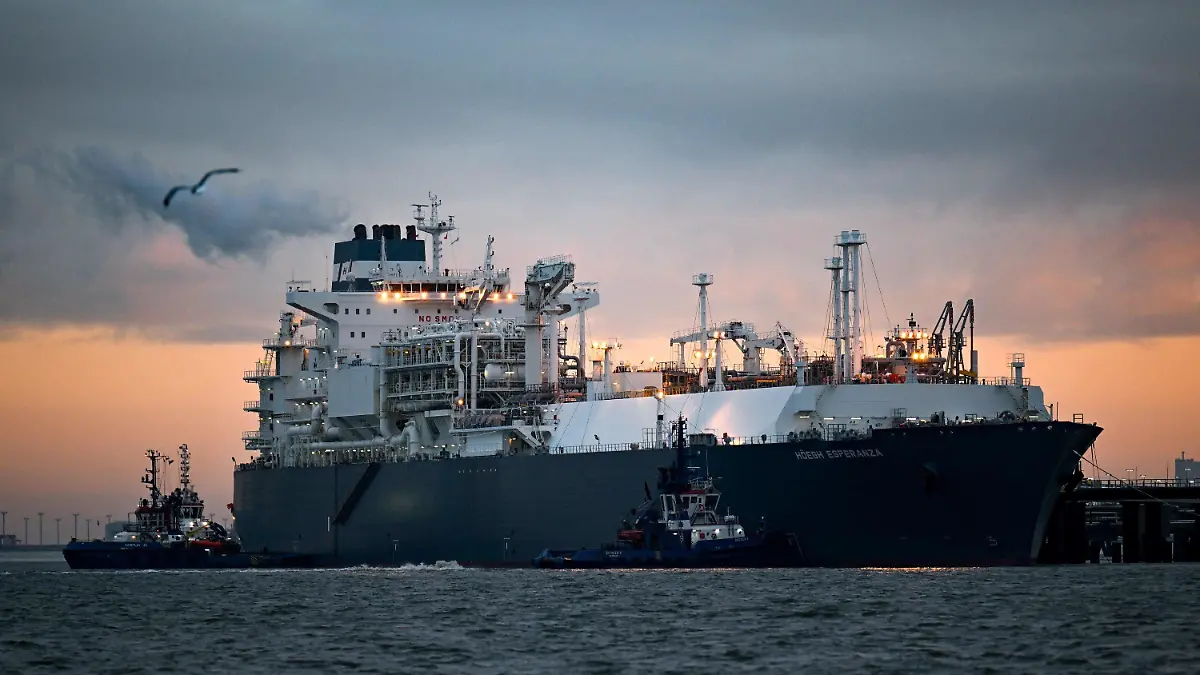 ARCHIV - 15.12.2022, Niedersachsen, Hooksiel: Das Spezialschiff «Höegh Esperanza» wird in Wilhelmshaven angelegt. Es dient als schwimmende Plattform, um Flüssigerdgas (LNG) anzulanden und zu regasifizieren. Die Deutsche Umwelthilfe (DUH) hat Widerspruch gegen die Betriebsgenehmigung für das Terminal eingelegt. (zu dpa: "Umwelthilfe legt Widerspruch gegen LNG-Terminal in Wilhelmshaven ein") Foto: Sina Schuldt/dpa +++ dpa-Bildfunk +++