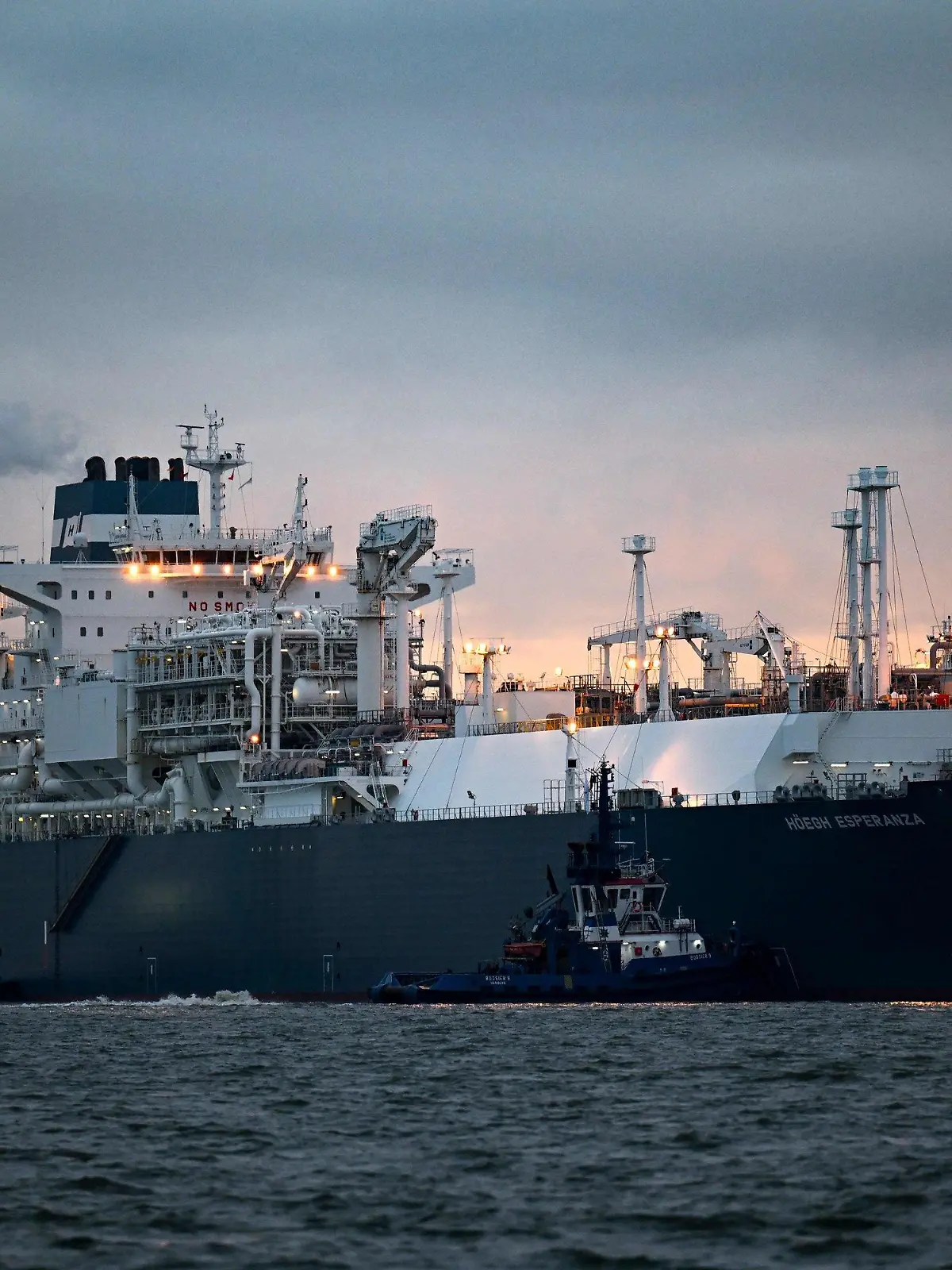 ARCHIV - 15.12.2022, Niedersachsen, Hooksiel: Das Spezialschiff «Höegh Esperanza» wird in Wilhelmshaven angelegt. Es dient als schwimmende Plattform, um Flüssigerdgas (LNG) anzulanden und zu regasifizieren. Die Deutsche Umwelthilfe (DUH) hat Widerspruch gegen die Betriebsgenehmigung für das Terminal eingelegt. (zu dpa: "Umwelthilfe legt Widerspruch gegen LNG-Terminal in Wilhelmshaven ein") Foto: Sina Schuldt/dpa +++ dpa-Bildfunk +++