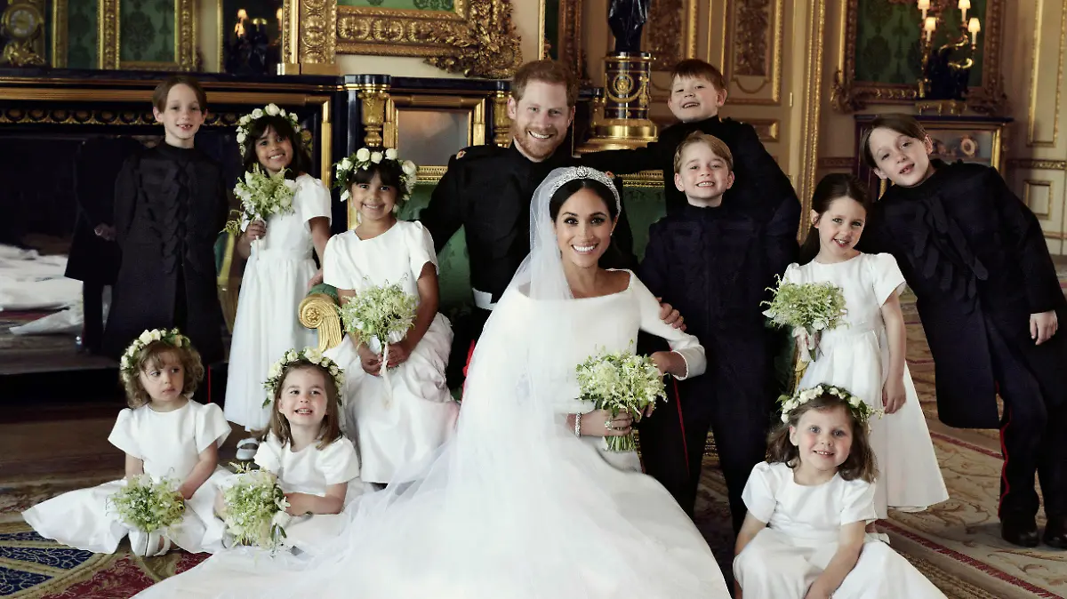 HANDOUT - 19.05.2018, Großbritannien, Windsor: Dieses vom Kensington-Palast zur Verfügung gestellte Bild zeigt eines der offiziellen Hochzeitsbilder von Prinz Harry (Mitte, 2. Reihe) und Herzogin Meghan (M). Abgebildet sind die Pagen Brian Mulroney (l-r), Jasper Dyer, Prinz George und John Mulroney sowie die Blumenmädchen Zalie Warren (l-r), Remi Litt, Prinzessin Charlotte, Rylan Litt, Florence van Cutsem und Ivy Mulroney. Der Kensington-Palast in London hat am 21.05.2018 die ersten offiziellen Hochzeitsfotos veröffentlicht. Die beiden gaben sich am 19.05.2018 auf Schloss Windsor unter großem Anteilnahme der Öffentlichkeit das Jawort. Foto: Alexi Lubomirski/PA/dpa - ACHTUNG: Nur zur redaktionellen Verwendung im Zusammenhang mit der aktuellen Berichterstattung und nur mit vollständiger Nennung des vorstehenden Credits +++ dpa-Bildfunk +++