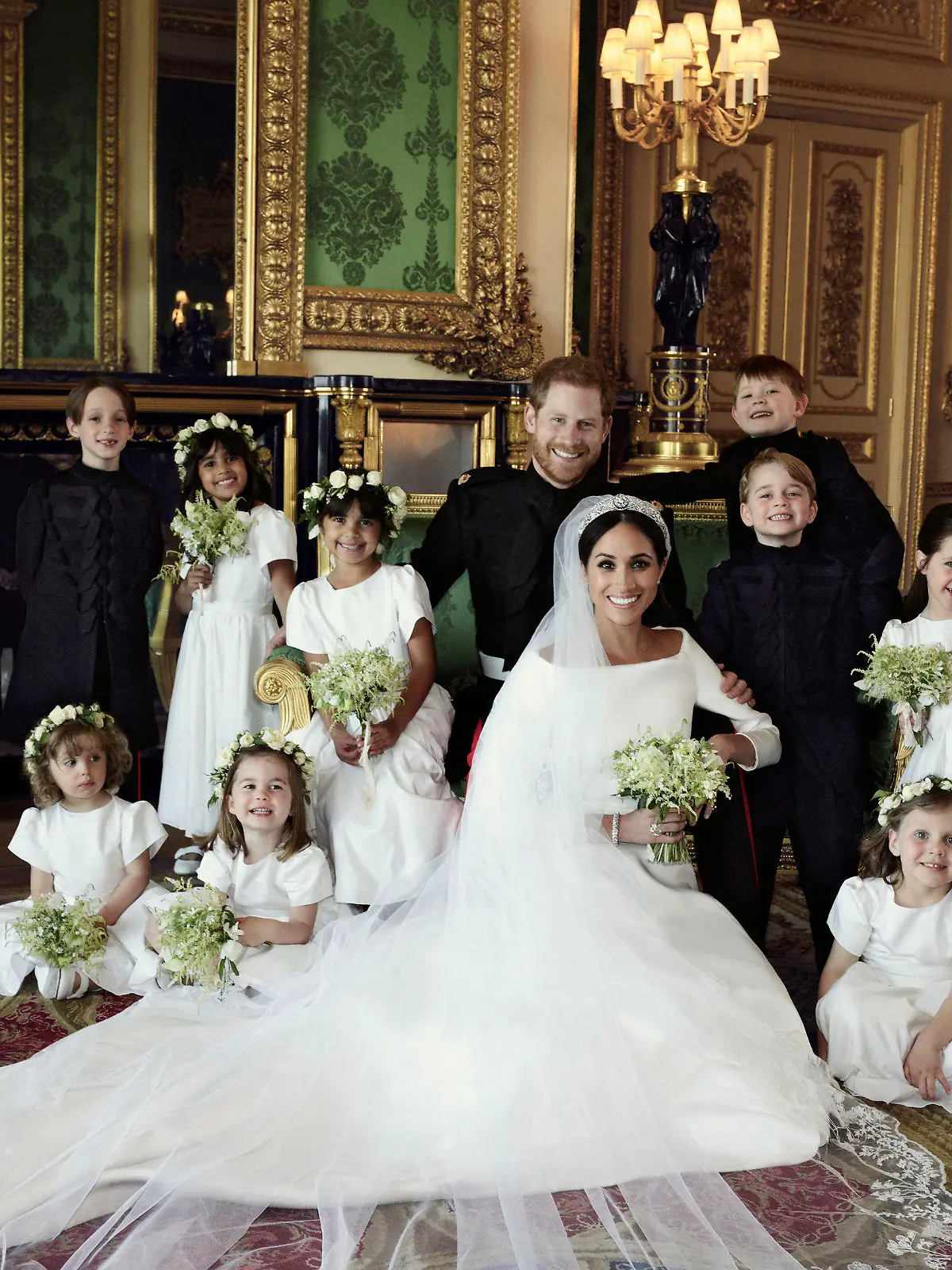HANDOUT - 19.05.2018, Großbritannien, Windsor: Dieses vom Kensington-Palast zur Verfügung gestellte Bild zeigt eines der offiziellen Hochzeitsbilder von Prinz Harry (Mitte, 2. Reihe) und Herzogin Meghan (M). Abgebildet sind die Pagen Brian Mulroney (l-r), Jasper Dyer, Prinz George und John Mulroney sowie die Blumenmädchen Zalie Warren (l-r), Remi Litt, Prinzessin Charlotte, Rylan Litt, Florence van Cutsem und Ivy Mulroney. Der Kensington-Palast in London hat am 21.05.2018 die ersten offiziellen Hochzeitsfotos veröffentlicht. Die beiden gaben sich am 19.05.2018 auf Schloss Windsor unter großem Anteilnahme der Öffentlichkeit das Jawort. Foto: Alexi Lubomirski/PA/dpa - ACHTUNG: Nur zur redaktionellen Verwendung im Zusammenhang mit der aktuellen Berichterstattung und nur mit vollständiger Nennung des vorstehenden Credits +++ dpa-Bildfunk +++