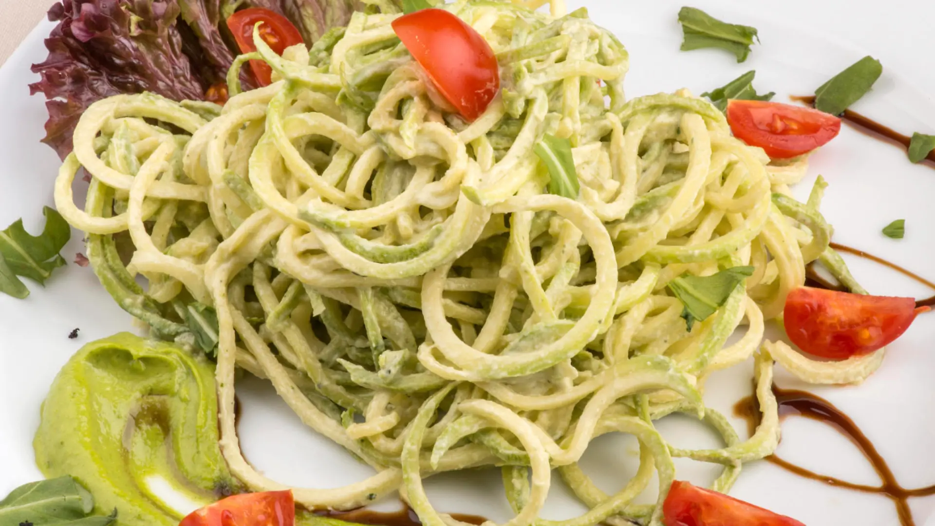 Vegan spaghetti of zucchini