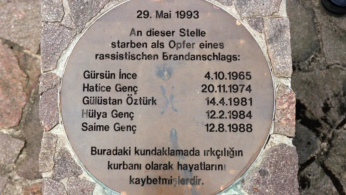 Bildnummer: 55898802 Datum: 10.08.2000 Copyright: imago/sepp spiegl
Gedenkplakette für die Opfer des Brandanschlags von 1993 in Solingen 043 kbneg xsp 2000 quer Fotostory, Brandanschlag, Anschlag, GER, Gesellschaft, Rechtsextremismus, Ausländerfeindlichkeit, Angehörige, Opfer, Objekte, Freisteller, Denkmal
55898802 Date 10 08 2000 Copyright Imago Sepp Spiegl Gedenkplakette for the Victims the Fire attack from 1993 in Solingen 043 Kbneg xsp 2000 horizontal Photo Story Arson attack Stop ger Society Right-wing extremism Xenophobia Nationals Victims Objects cut out Monument