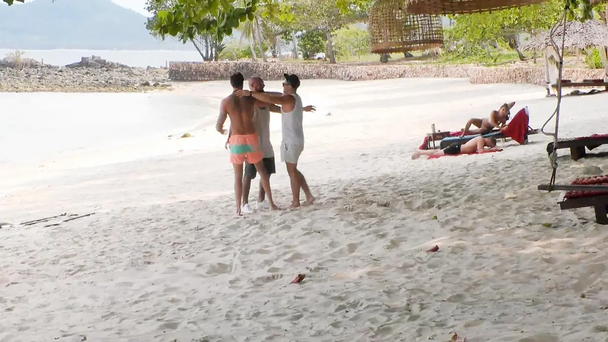 Freudiges Wiedersehen im Paradies bei den besten Freunden Sebastian, Nik und Johannes (v.l.).
