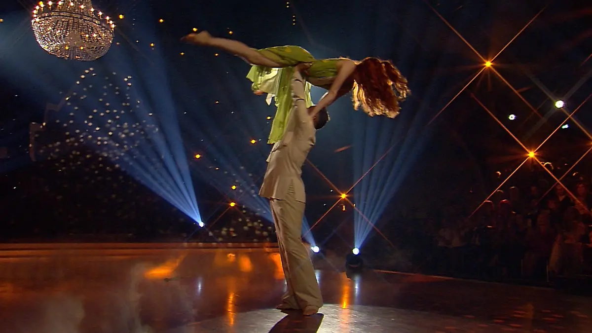 Schockmoment für Barbara Meier: Sergiu Luca stürzt beim Tanz Let's Dance 2018: Die 10. Liveshow