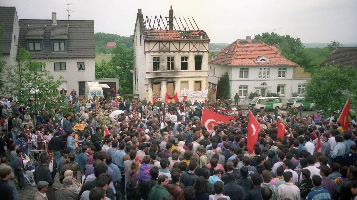 Bildnummer: 53856671 Datum: 30.05.1993 Copyright: imago/sepp spiegl
Brandanschlag in Solingen - Menschenmenge versammelt im Gedenken vor dem abgebrannten Haus der türkischen Familie Genc , Highlight; 1993, Solingen, Anschlag, Brandstiftung, Gebäude, Menge; , quer, Kbneg, Totale, , Gesellschaft o00 Mordanschlag
Bildnummer 53856671 Date 30 05 1993 Copyright Imago Sepp Spiegl Arson attack in Solingen Crowd gathered in Remembrance before the spent House the Turkish Family Genc Highlight 1993 Solingen Stop Arson Building Quantity horizontal Kbneg long shot Society o00 Assassination attempt
