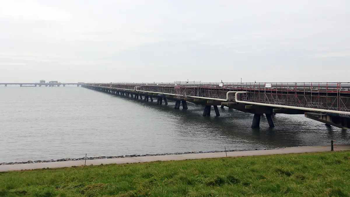 25.12.2022, Niedersachsen, Wilhelmshaven, Energie, Energiewende, Gas, Flüssiggas, LNG, Pipeline, Energieversorgung, Erdgasfernleitungsnetz, Anlandeterminal für LNG,Flüssigerdgas-Terminal, UNIPER, als Floating Storage & Regasification Unit FSRU, schwimmendes Terminalschiff Höegh Esperanza speist Gas in die Anbindungspipeline. Das Schiff ist das technische Herzstück des Terminals, an dem das angelieferte verflüssigte Gas wieder regasifiziert und an Land gepumpt wird Wilhelmshaven Deutschland *** 25 12 2022, Lower Saxony, Wilhelmshaven, energy, energy transition, gas, liquefied natural gas, LNG, pipeline, energy supply, natural gas pipeline network, landing terminal for LNG,liquefied natural gas terminal, UNIPER, as Floating Sto Copyright: xDoritxKerlekinx/xSnowfieldxPhotographyx SF251222EsperanzaD01