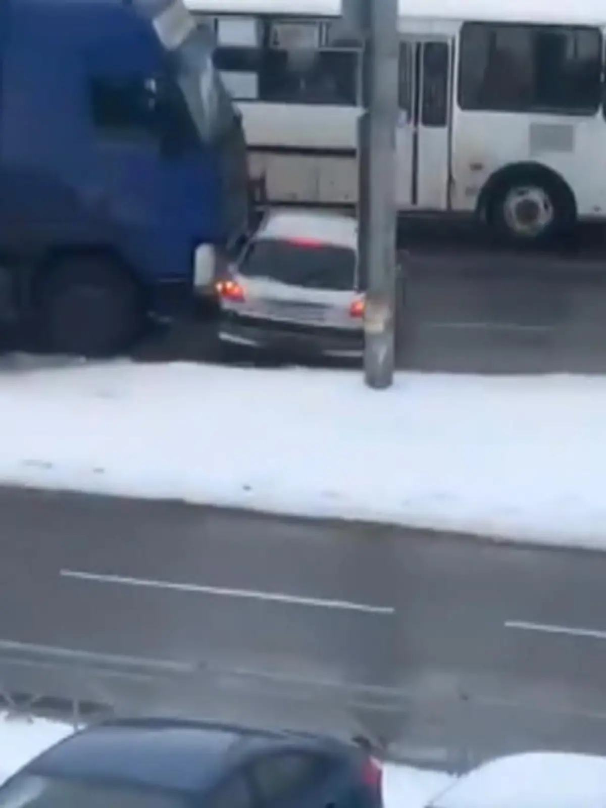 Die Fahrerin eines Kleinwagens hat keine Chance: Beim Verlassen eines Parkplatzes im russischen Kostroma gerät sie anscheinend in den toten Winkel eines Lkws. Und der schiebt das Auto, offenbar ohne etwas zu merken, auf der viel befahrenen Straße vor sich her - gut 150 Meter weit!
