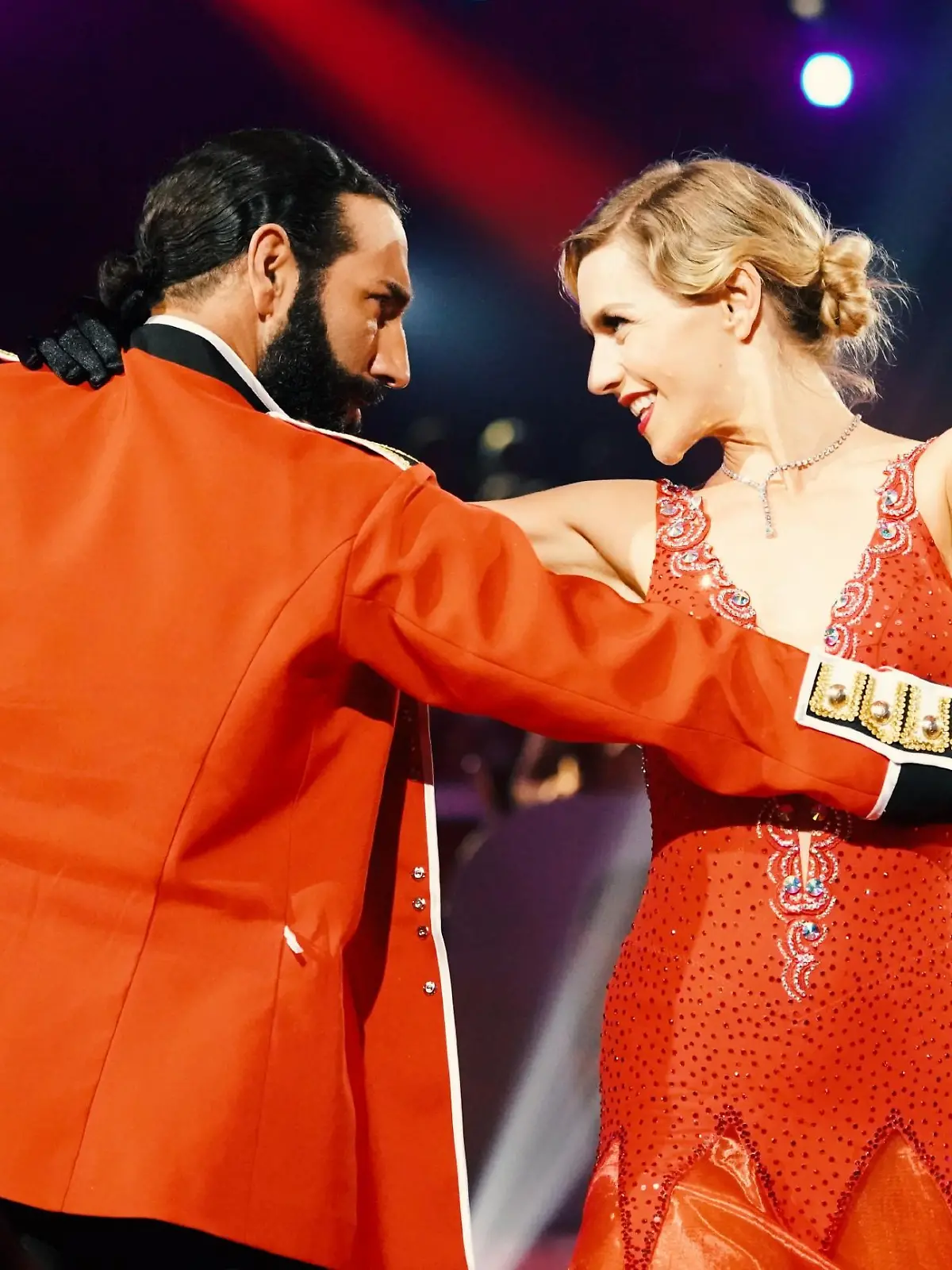 Julia Dietze und Massimo Sinato tanzen einen Slowfox.