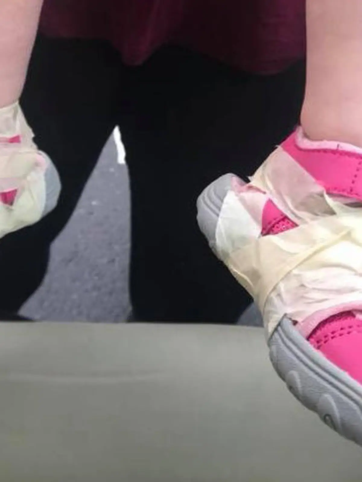Schuhe an die Füße festgeklebt