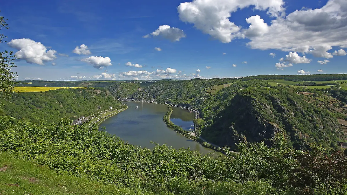 Aussicht vom Standort Loreleyblick Maria Ruh auf die Loreley und den Rhein, im Hintergrund befindet sich die Burg Katz Sonntag 21.05.2017, Mittelrhein bei Sankt Goarshausen, St Goar
View of Location Loreleyblick Mary Ruh on the Lorelei and the Rhine in Background is to the Burg Katz Sunday 21 05 2017 Mittelrhein at Sankt Goarshausen St Goar