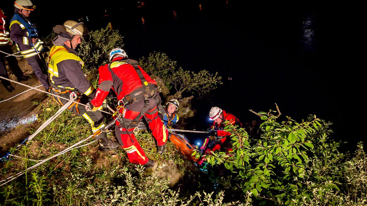 21.05.2018, Rheinland-Pfalz, Sankt Goarshausen: Rettungskräfte und Einsatzkräfte der Feuerwehr bergen einen Mann aus einer Feldwand. Ein 31-Jähriger hat sich bei einem 15 bis 20 Meter tiefen Sturz vom Loreleyfelsen einen Schulterbruch und etliche Prellungen zugezogen. Der Mann habe auf dem Felsen Fotos machen wollen und sei dabei abgerutscht, sagte eine Polizeisprecherin am Dienstag. Seine Kamera hatte er auf einem Stativ angebracht. Über 60 Helfer arbeiteten zweieinhalb Stunden an seiner Rettung. Ein Polizeihubschrauber leuchtete die Unfallstelle von oben aus. Nach Ansicht der Sprecherin ist der Mann glimpflich davongekommen Foto: Stenzel/Wiesbaden112.de/dpa +++ dpa-Bildfunk +++