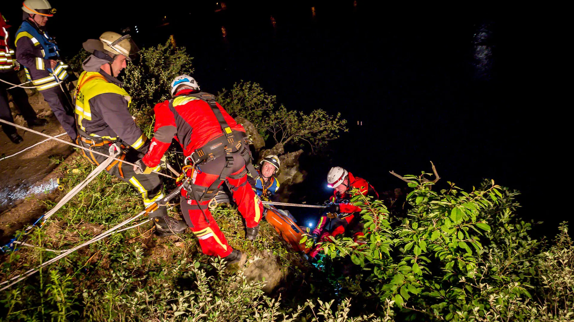 21.05.2018, Rheinland-Pfalz, Sankt Goarshausen: Rettungskräfte und Einsatzkräfte der Feuerwehr bergen einen Mann aus einer Feldwand. Ein 31-Jähriger hat sich bei einem 15 bis 20 Meter tiefen Sturz vom Loreleyfelsen einen Schulterbruch und etliche Prellungen zugezogen. Der Mann habe auf dem Felsen Fotos machen wollen und sei dabei abgerutscht, sagte eine Polizeisprecherin am Dienstag. Seine Kamera hatte er auf einem Stativ angebracht. Über 60 Helfer arbeiteten zweieinhalb Stunden an seiner Rettung. Ein Polizeihubschrauber leuchtete die Unfallstelle von oben aus. Nach Ansicht der Sprecherin ist der Mann glimpflich davongekommen Foto: Stenzel/Wiesbaden112.de/dpa +++ dpa-Bildfunk +++