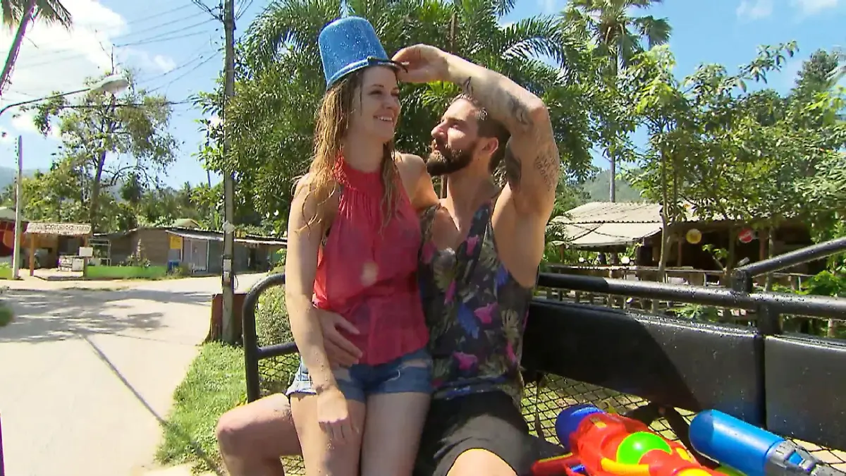Das thailändische Neujahr wird traditionell mit einer großen Wasserschlacht gefeiert. Viola und Sebastian sind bei ihrem Date mittendrin.