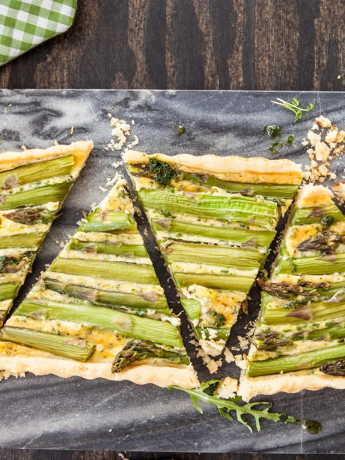 Hausgemachte Tarte mit frischem grünem Spargel