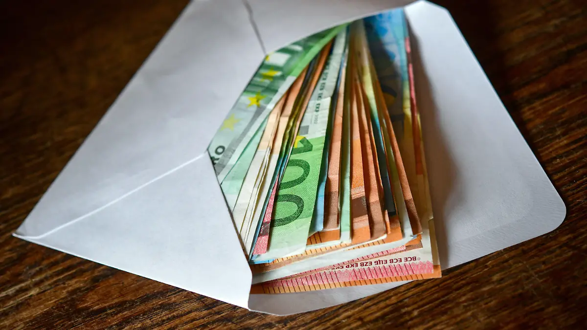 ARCHIV - 10.01.2018, Brandenburg, Sieversdorf: ILLUSTRATION - Viele Eurobanknoten liegen in einem Briefumschlag auf einem Tisch. (zu dpa «Verbrechen soll sich nicht lohnen - 3,4 Millionen Euro abgeschöpft») Foto: Patrick Pleul/dpa-Zentralbild/dpa +++ dpa-Bildfunk +++
