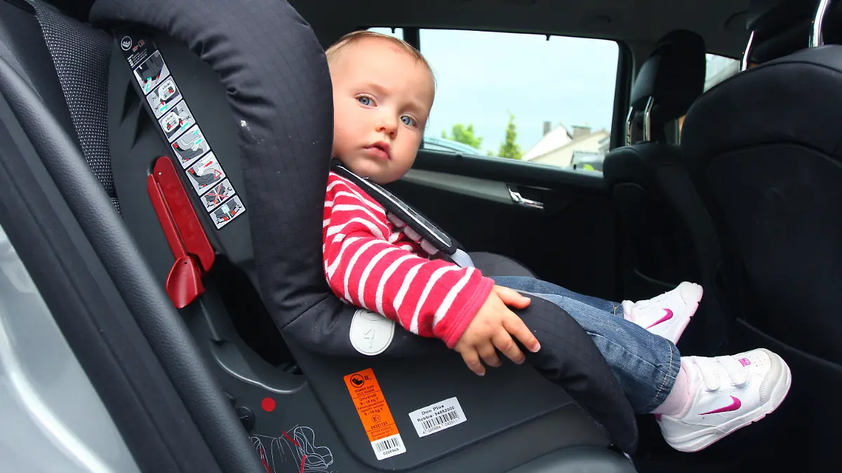 ARCHIV - Die kleine Julie-Marie sitzt in ihrem Autokindersitz, aufgenommen am 19.06.2008 in Osterode am Harz. Im aktuellen Test des ADAC von 28 Kindersitzen mußten fünf Sitze mit "mangelhaft" bewertet werden, 15 mal konnte die Note "gut" vergeben werden. Foto: Frank May dpa/lby +++(c) dpa - Bildfunk+++