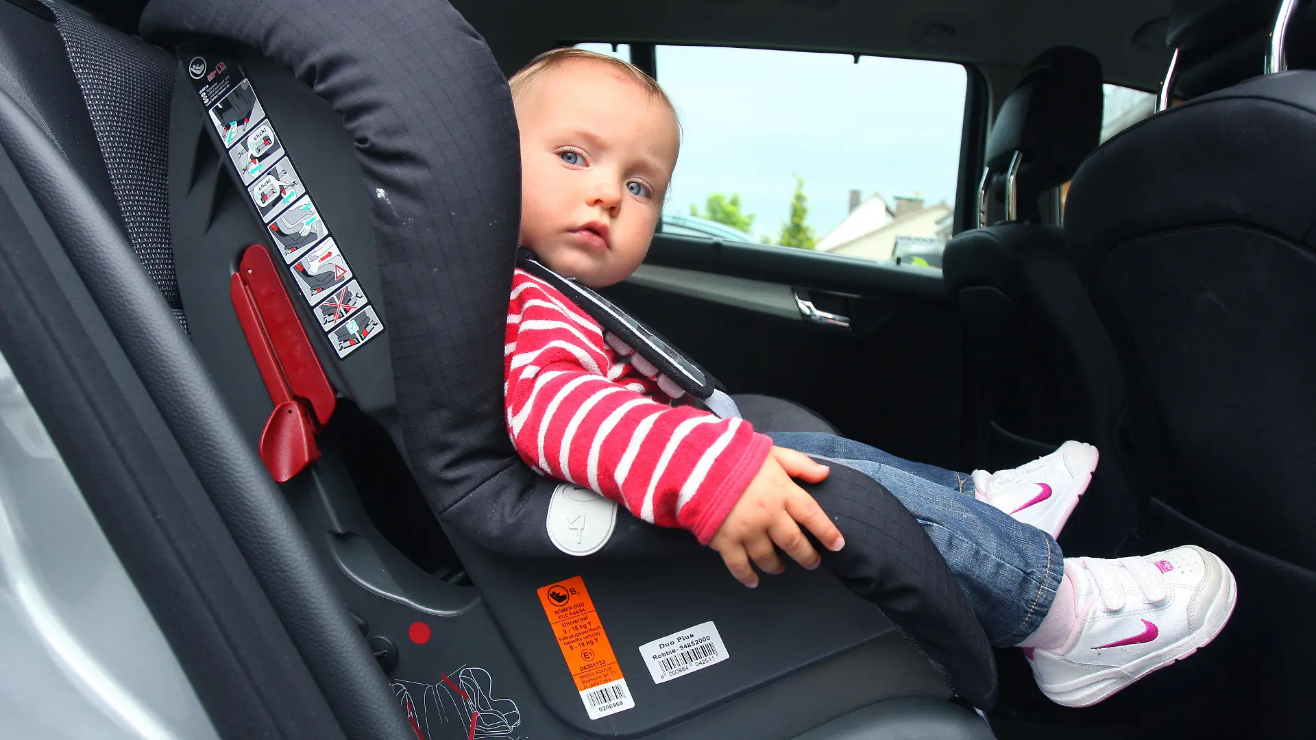 ARCHIV - Die kleine Julie-Marie sitzt in ihrem Autokindersitz, aufgenommen am 19.06.2008 in Osterode am Harz. Im aktuellen Test des ADAC von 28 Kindersitzen mußten fünf Sitze mit "mangelhaft" bewertet werden, 15 mal konnte die Note "gut" vergeben werden. Foto: Frank May dpa/lby +++(c) dpa - Bildfunk+++