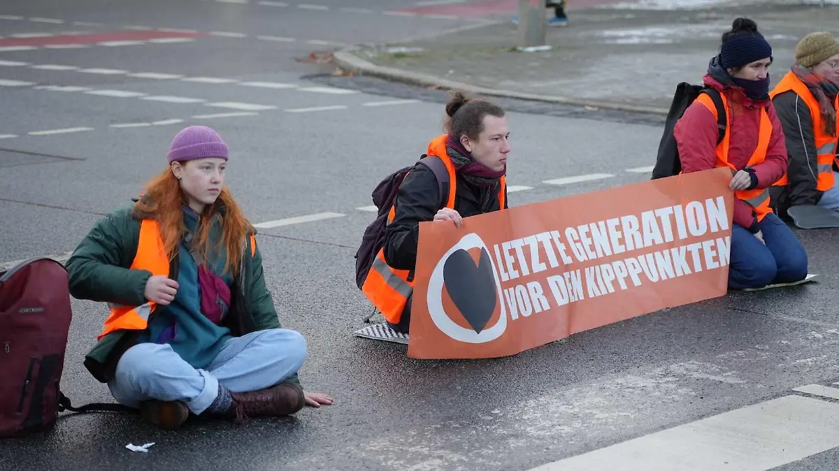 Datum: 06.02.2023 / Ort: Dresden
Klima-Aktivisten der "Letzten Generation" blockierten am spaeten Montagnachmittag ab 16 Uhr fuer wenigen Minuten eine wichtige Verkehrsader in Dresden-Loebtau. Im Berufsverkehr setzen sich mehrere Aktivisten auf die Columbusstrasse und klebten ihre Handflaechen mit Sekundenkleber auf die Strasse fest. Und das bei einer Temperatur von 0 Grad! Es bildete sich Stau, Autofahrer zeigten sich genervt und reagierten mit Hupen und Beleidigungen. Inzwischen hat die Polizei die Aktivisten mit Olivenoel von der Fahrbahn geloest. Die "Letzte Generation" will Deutschland ab heute lahmlegen, es startet eine neue Aktions-Phase. Dafuer wurden bundesweit Strassen blockiert.