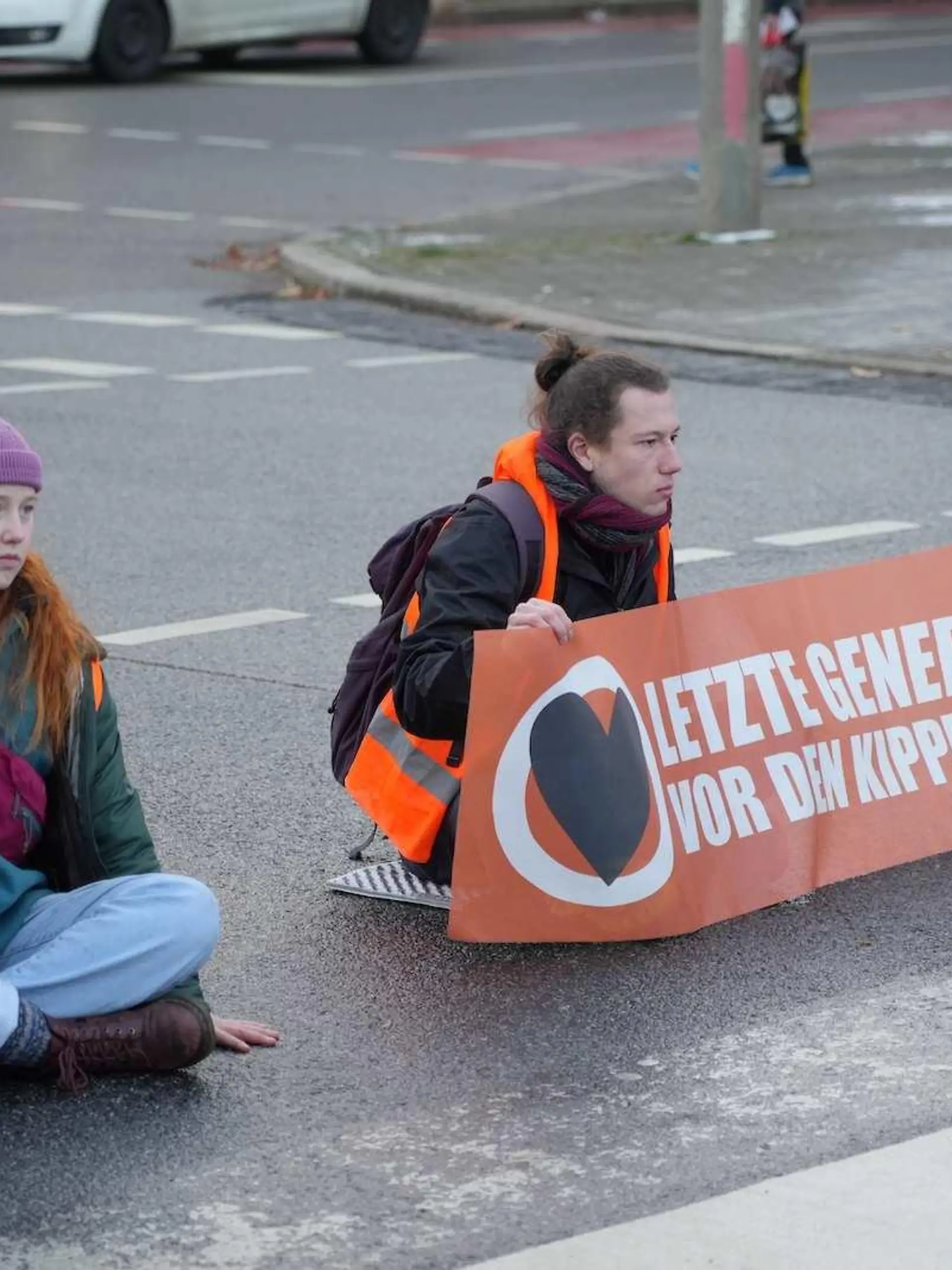 Datum: 06.02.2023 / Ort: Dresden
Klima-Aktivisten der "Letzten Generation" blockierten am spaeten Montagnachmittag ab 16 Uhr fuer wenigen Minuten eine wichtige Verkehrsader in Dresden-Loebtau. Im Berufsverkehr setzen sich mehrere Aktivisten auf die Columbusstrasse und klebten ihre Handflaechen mit Sekundenkleber auf die Strasse fest. Und das bei einer Temperatur von 0 Grad! Es bildete sich Stau, Autofahrer zeigten sich genervt und reagierten mit Hupen und Beleidigungen. Inzwischen hat die Polizei die Aktivisten mit Olivenoel von der Fahrbahn geloest. Die "Letzte Generation" will Deutschland ab heute lahmlegen, es startet eine neue Aktions-Phase. Dafuer wurden bundesweit Strassen blockiert.

