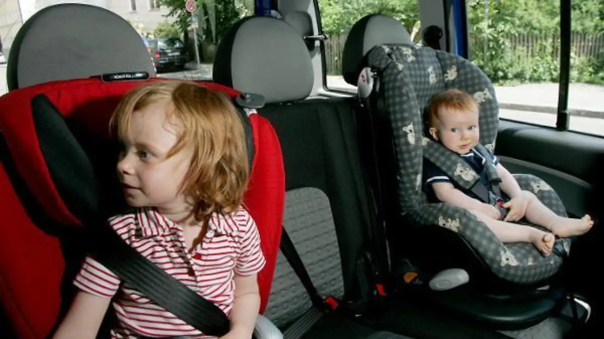 Die drei Jahre alte Hannah (l) und ihre 11 Monate alte Schwester Felicia sitzen am Mittwoch (23.05.2007) in ihren Kindersitzen in einem Auto in München (Oberbayern) - Illustration. Am Donnerstag (24.05.2007) gibt der ADAC in München die Ergebnisse seines Kindersitztests bekannt. Foto: Lukas Barth dpa/lby +++(c) dpa - Report+++