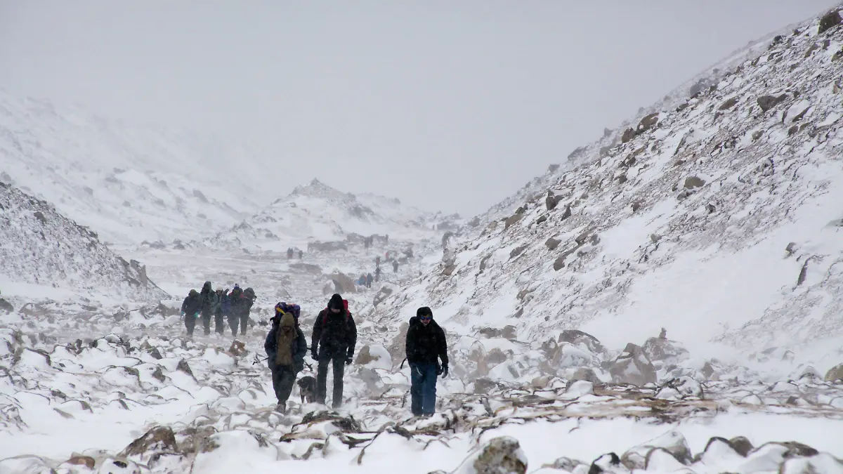 ARCHIV - 11.03.2017, Nepal, Lobuche: Bergsteiger wandern in der Nähe von Lobuche zum Basislager auf dem Mount Everest. (zu dpa "Erste Bergsteiger der Saison erreichen Everest-Gipfel" vom 14.05.2018) Foto: Tashi Sherpa/AP/dpa +++ dpa-Bildfunk +++