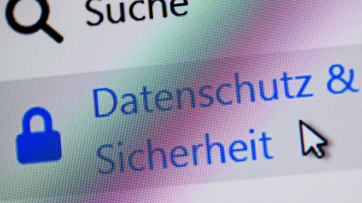 ARCHIV - ILLUSTRATION - 16.04.2018, Brandenburg Sieversdorf: Auf einer Internetseite ist ein Button zum «Datenschutz und Sicherheit» zu sehen (gestellte Aufnahme zum Thema: Datenschutz). Die neue Datenschutzgrundverordnung (DSGVO) tritt mit einer Fülle neuer Vorschriften für den Daten- und Verbraucherschutz offiziell am 25.05.2018 in Kraft. (Zu dpa "Bitkom: Nur ein Viertel der Unternehmen auf DSGVO vorbereitet") Foto: Patrick Pleul/dpa-Zentralbild/dpa +++ dpa-Bildfunk +++
