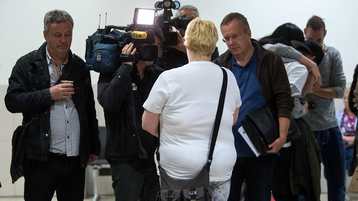 18.05.2018, Nordrhein-Westfalen, Düsseldorf: Die Mutter des getöteten Jungen gibt vor dem Gerichtssaal Fernsehinterviews. Nach dem grausamen Tod eines elfjährigen Jungen in Neuss steht dessen Onkel wegen Mordes vor Gericht. Foto: Federico Gambarini/dpa +++ dpa-Bildfunk +++