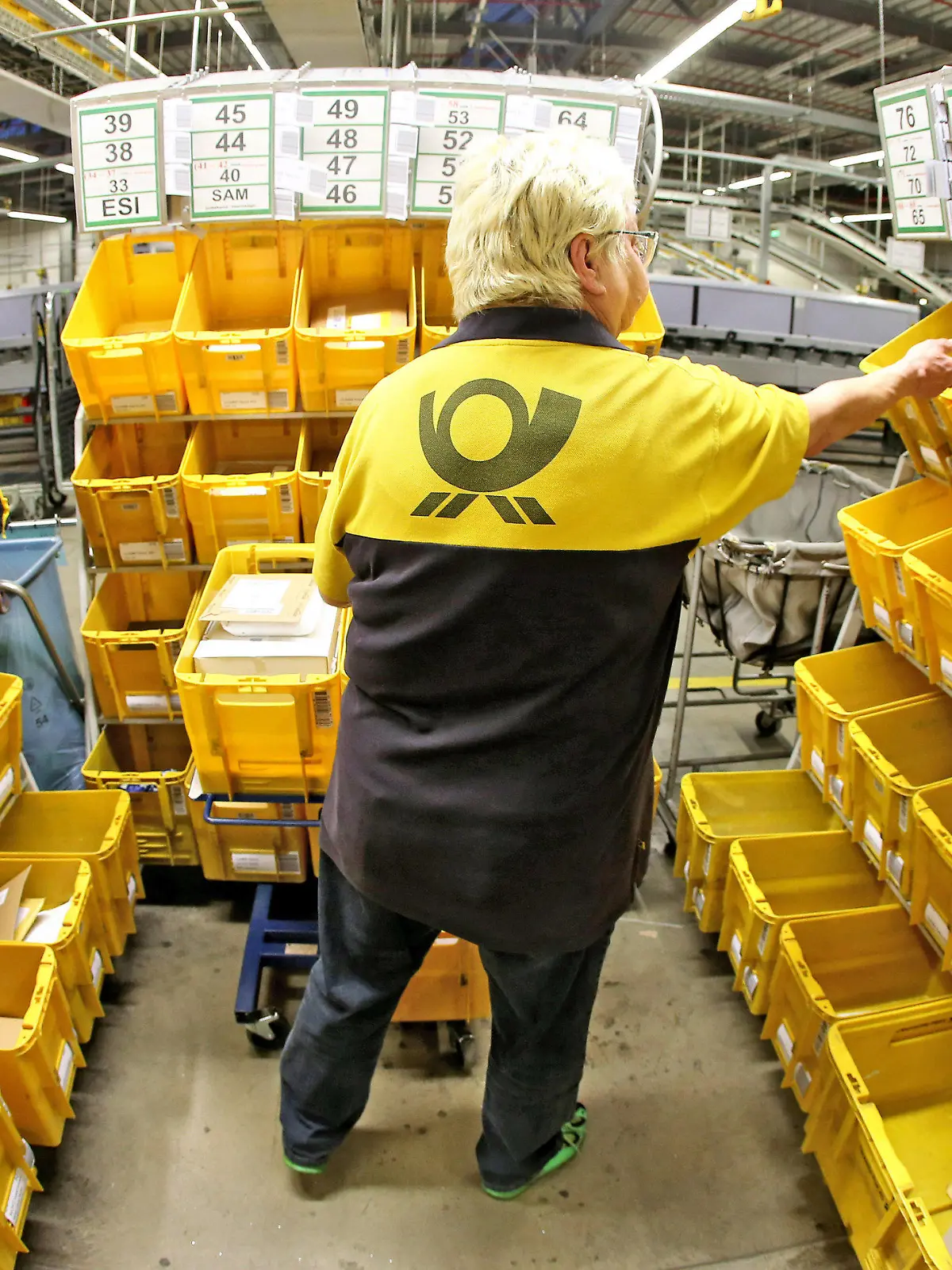 ARCHIV - 31.03.2016, Sachsen, Leipzig: Eine Mitarbeiterin der Deutschen Post sortiert Großbriefe im Briefzentrum. (zu dpa: "Kritik an befristeten Jobs bei Post - Konzern: «Verantwortungsvoll»" vom 13.05.2018) Foto: Jan Woitas/dpa-Zentralbild/dpa +++ dpa-Bildfunk +++
