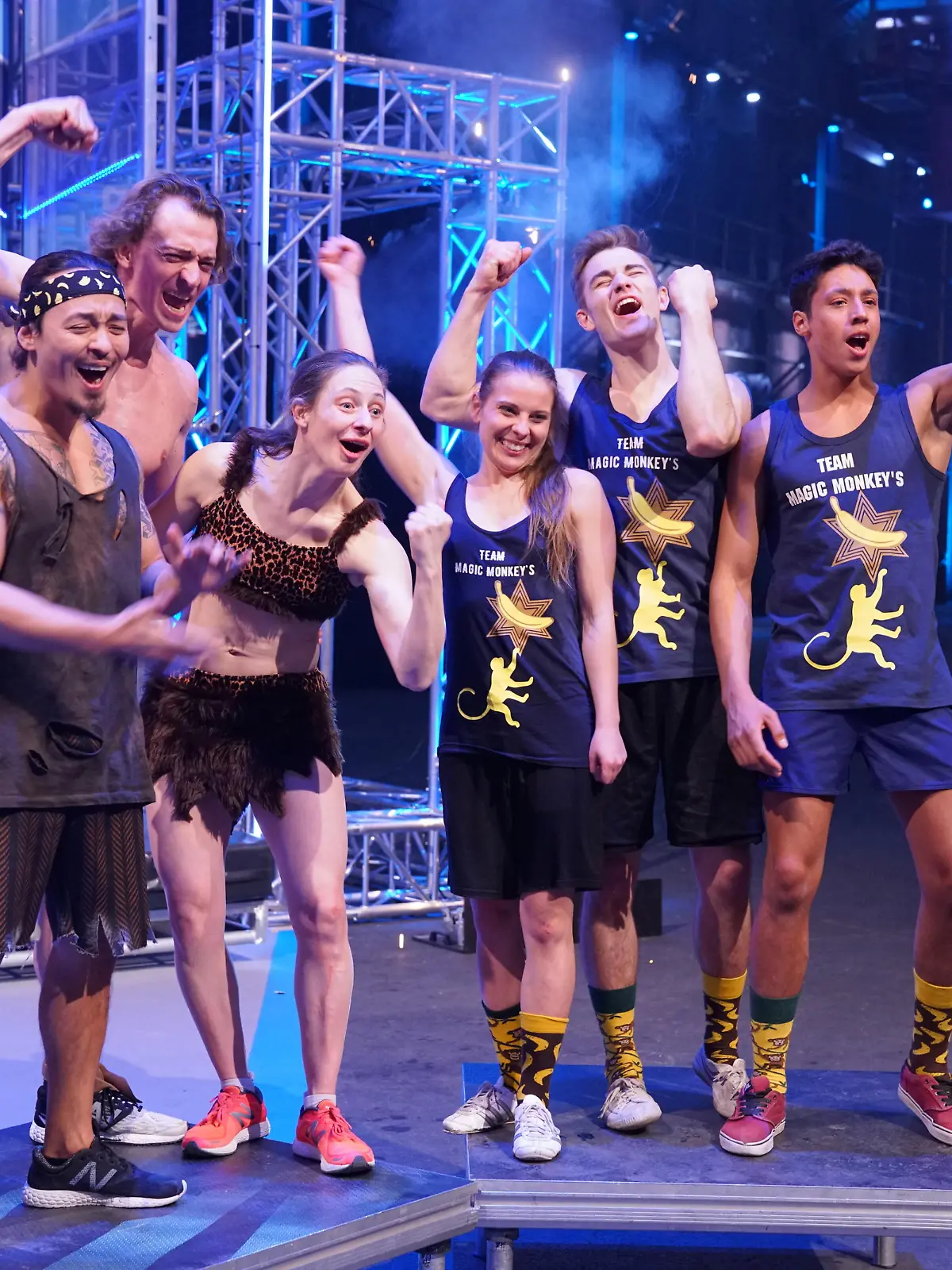 BU: Diese zwei Teams aus der fünften Sendung haben es in das Finale geschafft. Links "Tarzan" mit (v.l.) Kapitän Jun Kim, Michael Siegmund und Claudia Maria Henneken und rechts "Magic Monkeys" mit (v.r.) Kapitän René Kaselowsky, Simon Brunner und Denise Pirnbacher.
BB: Erste Staffel, Foto: MG RTL D / Stefan Gregorowius, Gruppenfoto, AZ 21.02.2018, Finalqualifikation, AZ 05, AZ05