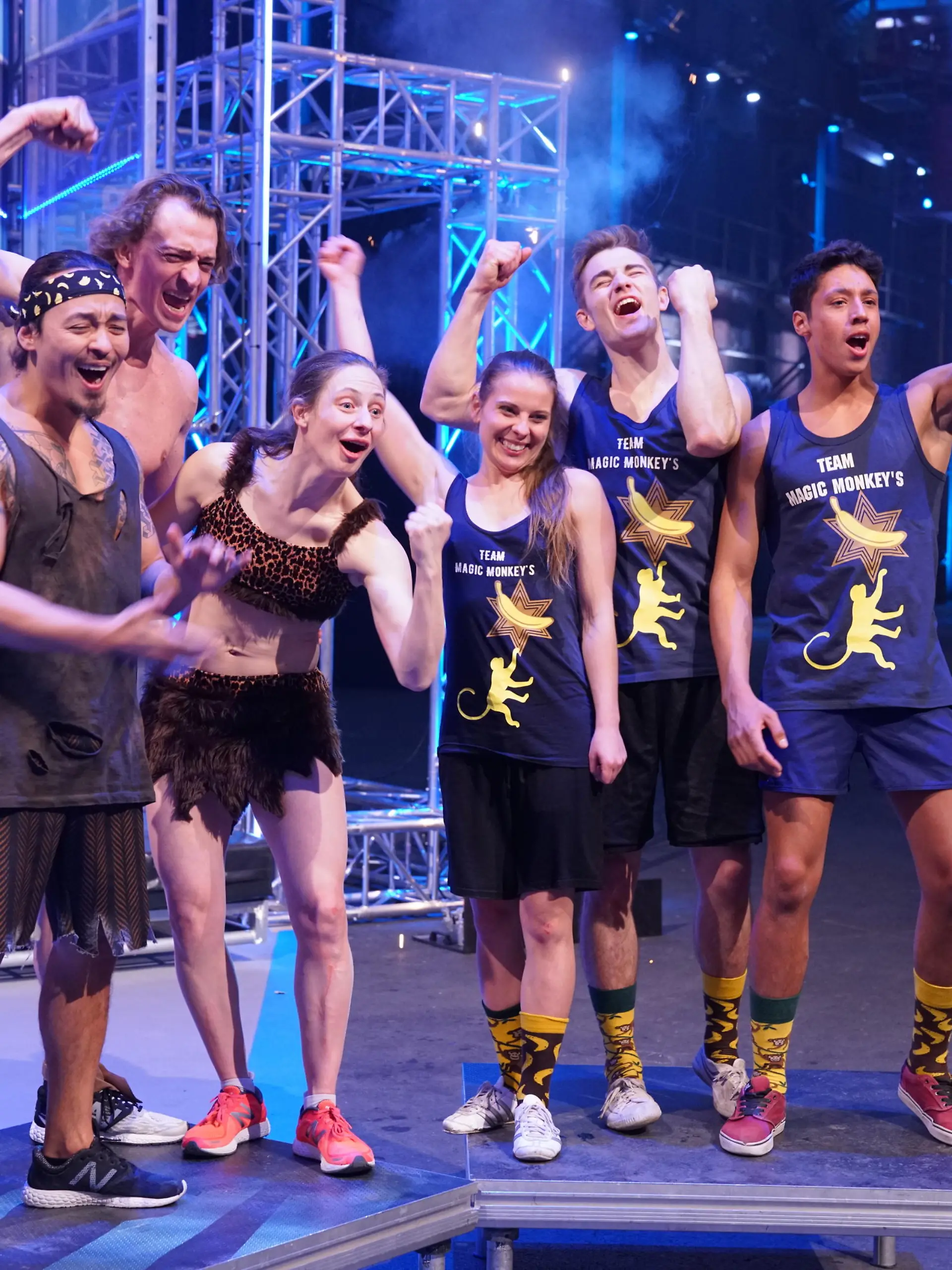 BU: Diese zwei Teams aus der fünften Sendung haben es in das Finale geschafft. Links "Tarzan" mit (v.l.) Kapitän Jun Kim, Michael Siegmund und Claudia Maria Henneken und rechts "Magic Monkeys" mit (v.r.) Kapitän René Kaselowsky, Simon Brunner und Denise Pirnbacher.
BB: Erste Staffel, Foto: MG RTL D / Stefan Gregorowius, Gruppenfoto, AZ 21.02.2018, Finalqualifikation, AZ 05, AZ05