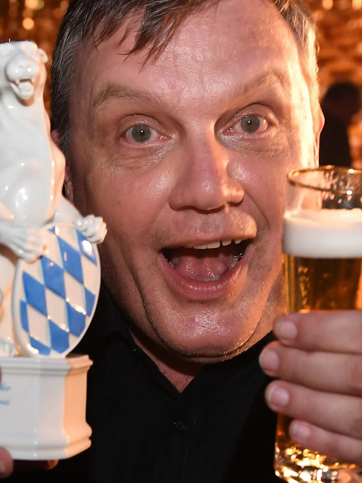 dpatopbilder - 18.05.2018, Bayern, München: Der Preisträger Autor, Entertainer und Komiker Hape Kerkeling freut sich nach der Verleihung des Bayerischen Fernsehpreises im Prinzregententheater mit einem Bier in der Hand über seinen Preis. Foto: Felix Hörhager/dpa +++ dpa-Bildfunk +++