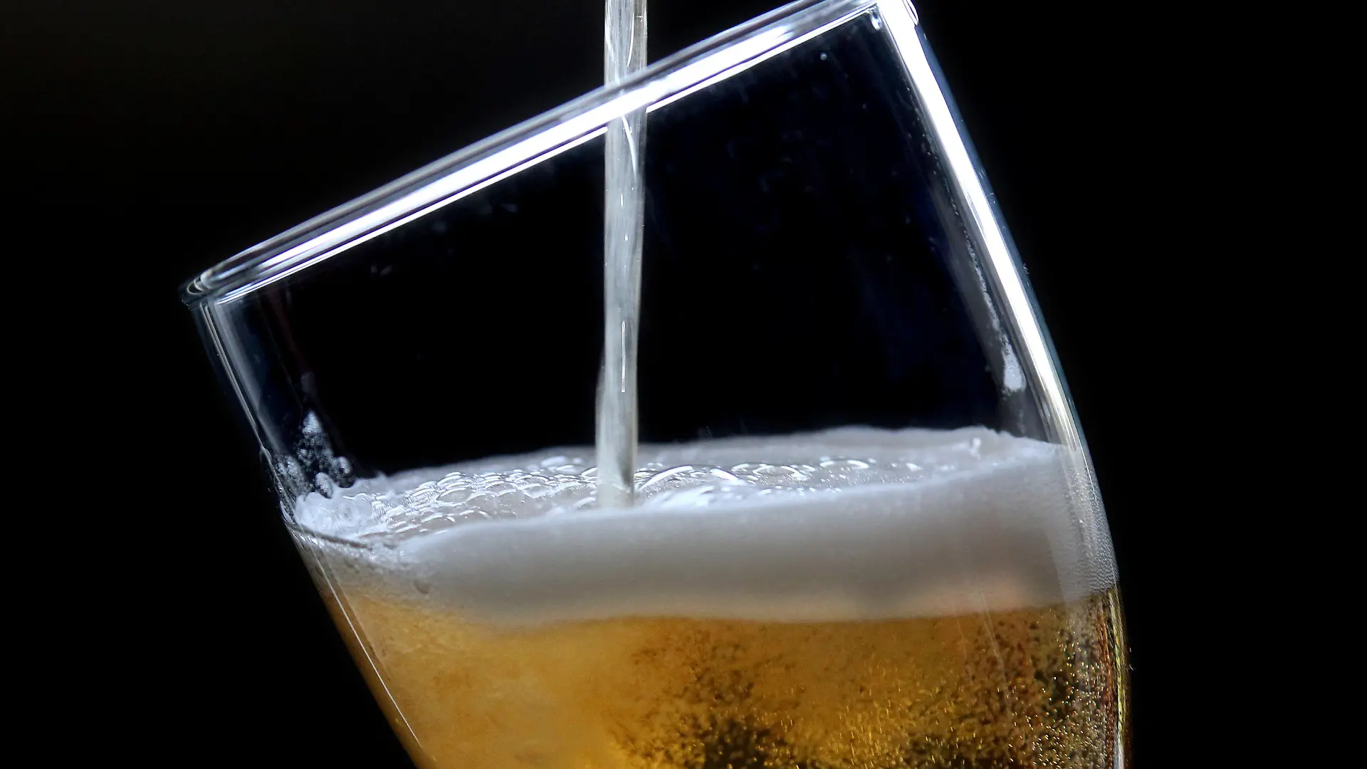 ARCHIV - ILLUSTRATION - Ein Bier Pilsener Brauart wird am 25.03.2013 in ein Glas geschüttet. Foto: Roland Weihrauch/dpa (zu lni "Kein Schmerzensgeld nach Genuss verschimmelten Bieres" vom 12.11.2013) +++(c) dpa - Bildfunk+++