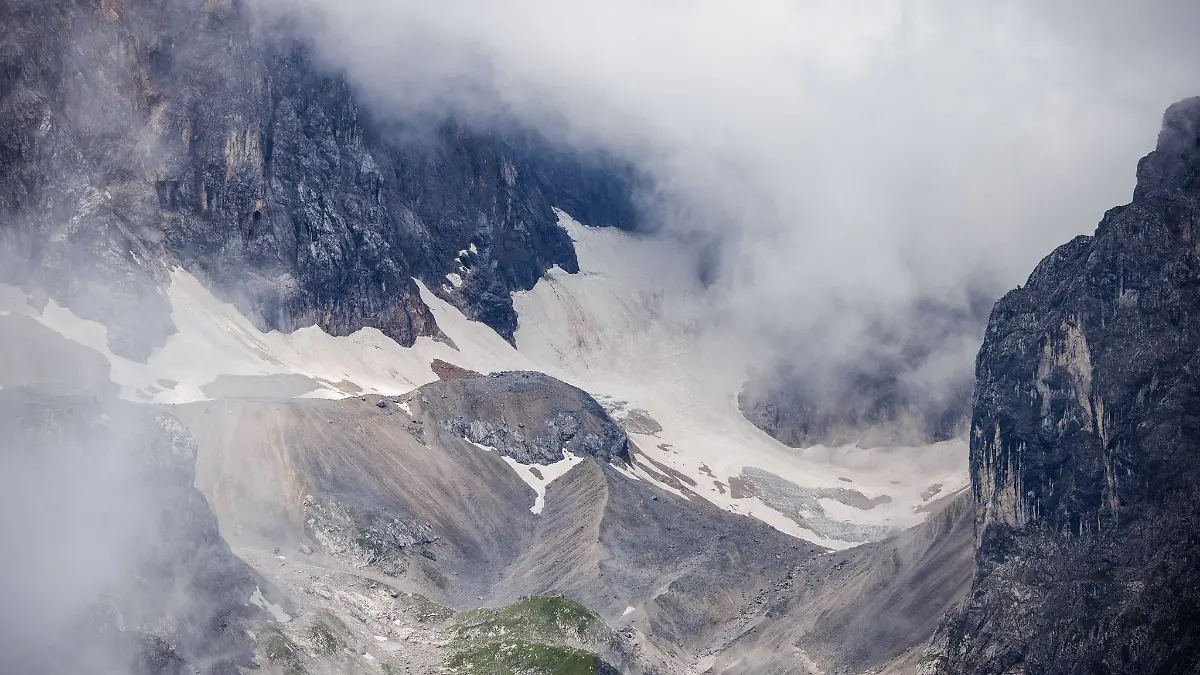 Der Höllentalferner als Deutschlands größter Gletscher lockt zahlreiche Bergsteiger an. (Archivbild)
