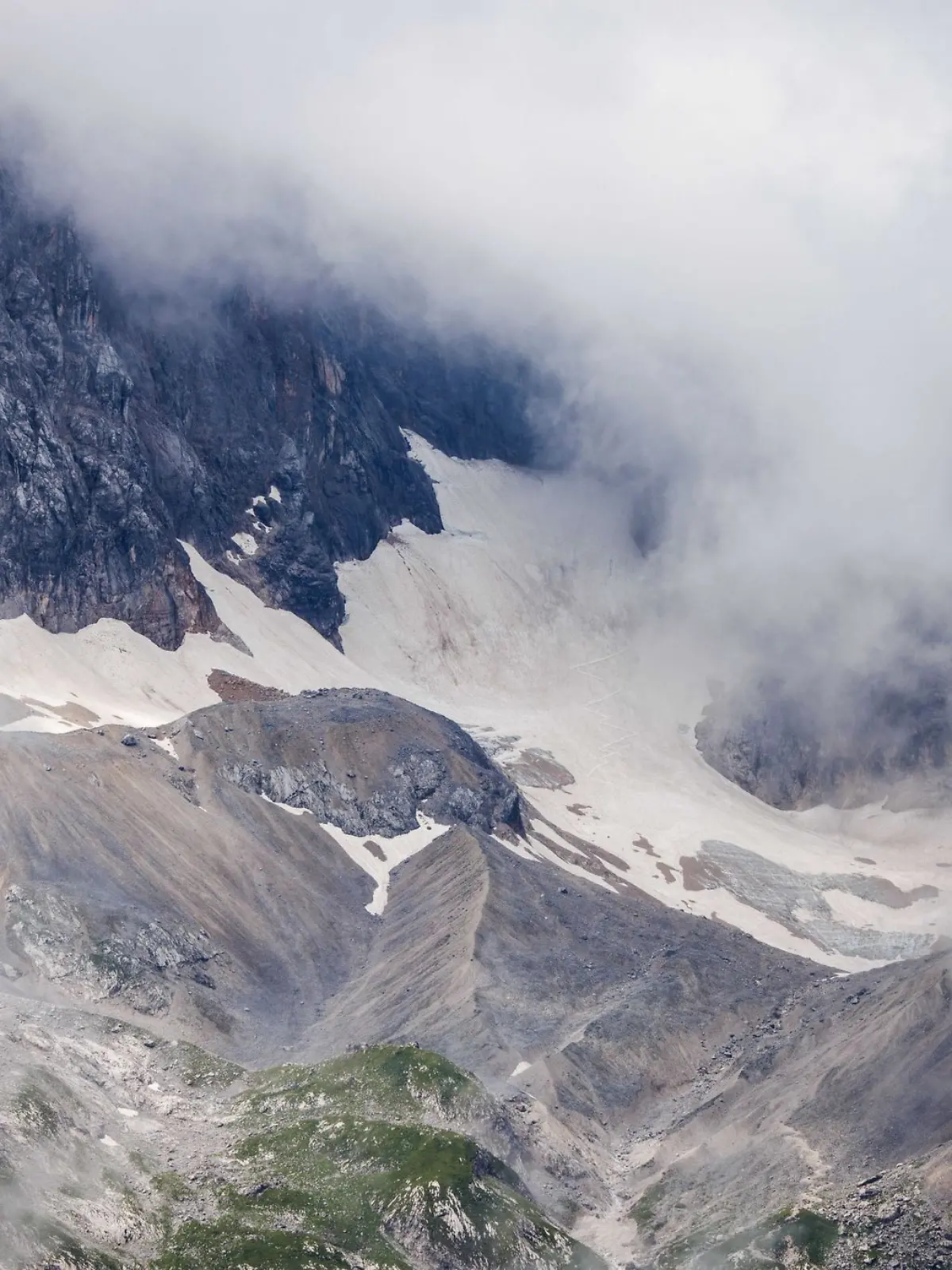 Bild zu: "Dramatische Rettung an der Zugspitze! Bergsteiger bleibt kopfüber in Gletscherspalte stecken"