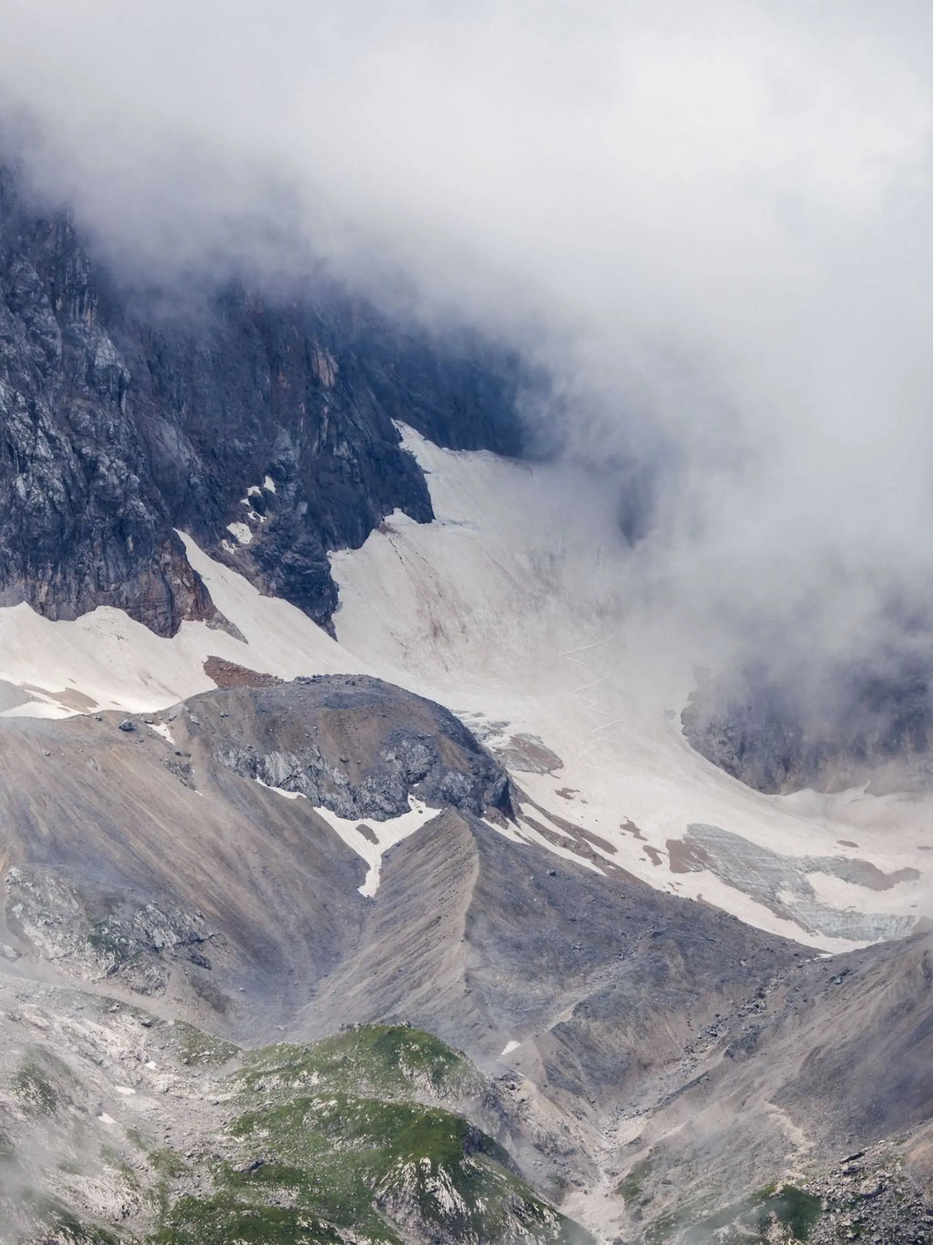 Bild zu: "Dramatische Rettung an der Zugspitze! Bergsteiger bleibt kopfüber in Gletscherspalte stecken"
