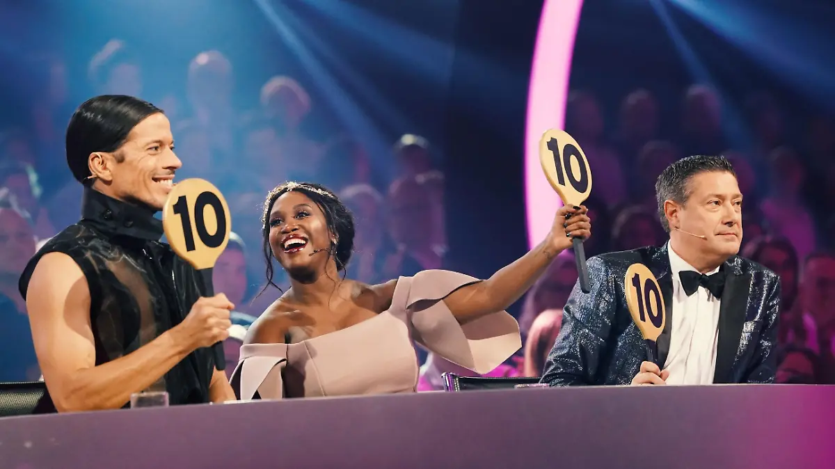 Die Juroren Jorge Gonzalez (l.), Motsi Mabuse und Joachim Llambi vergeben jeweils 10 Punkte.
Verwendung der Bilder für Online-Medien ausschließlich mit folgender Verlinkung:'Alle Infos zu 'Let's Dance' im Special bei RTL.de: http://www.rtl.de/cms/sendungen/lets-dance.html