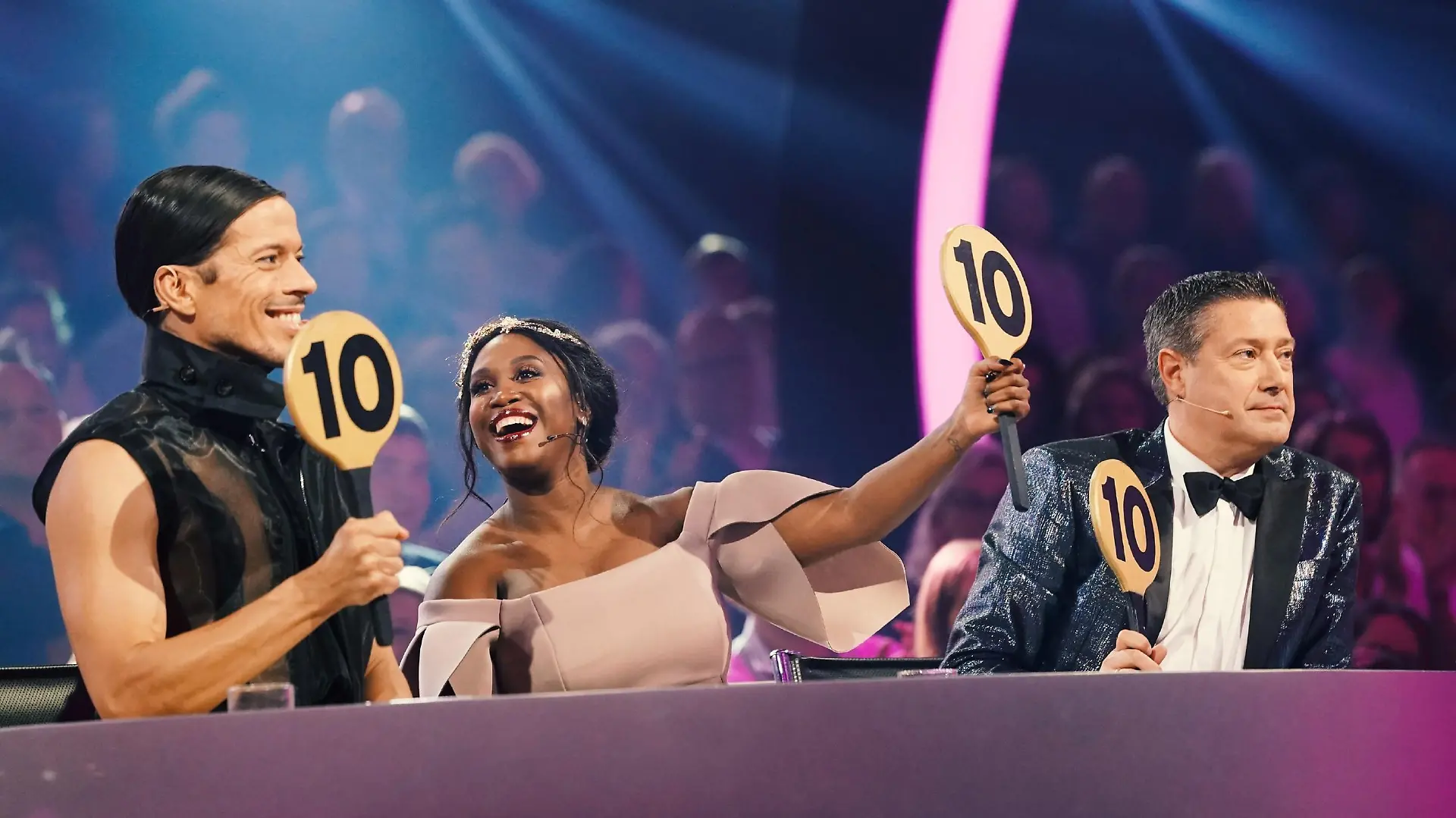 Die Juroren Jorge Gonzalez (l.), Motsi Mabuse und Joachim Llambi vergeben jeweils 10 Punkte.
Verwendung der Bilder für Online-Medien ausschließlich mit folgender Verlinkung:'Alle Infos zu 'Let's Dance' im Special bei RTL.de: http://www.rtl.de/cms/sendungen/lets-dance.html