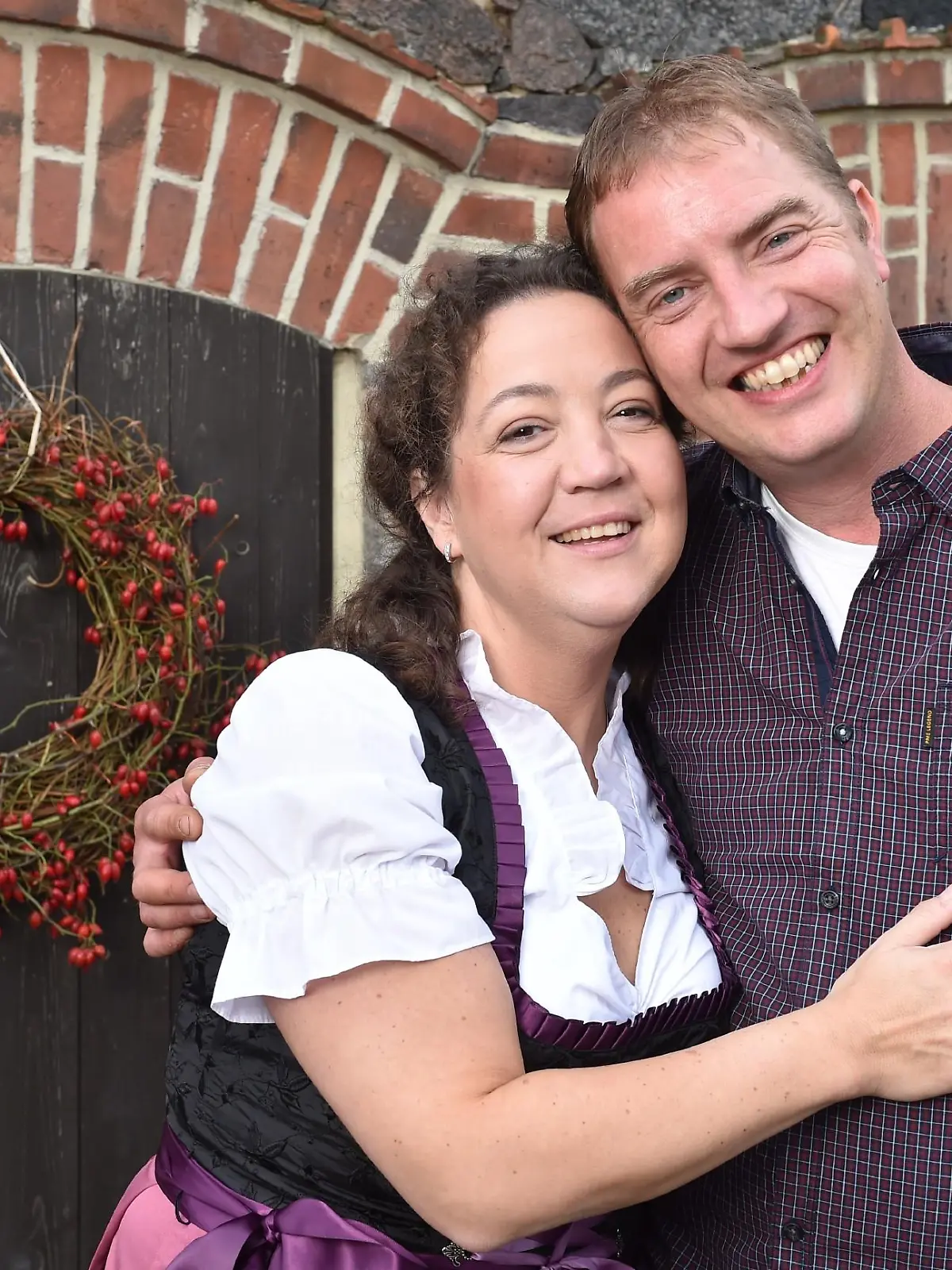 Der treue Traktorfan Bernhard "Benny" (42) aus dem Südschwarzwald, Baden-Württemberg und seine Nadine (41, Kindergärtnerin).