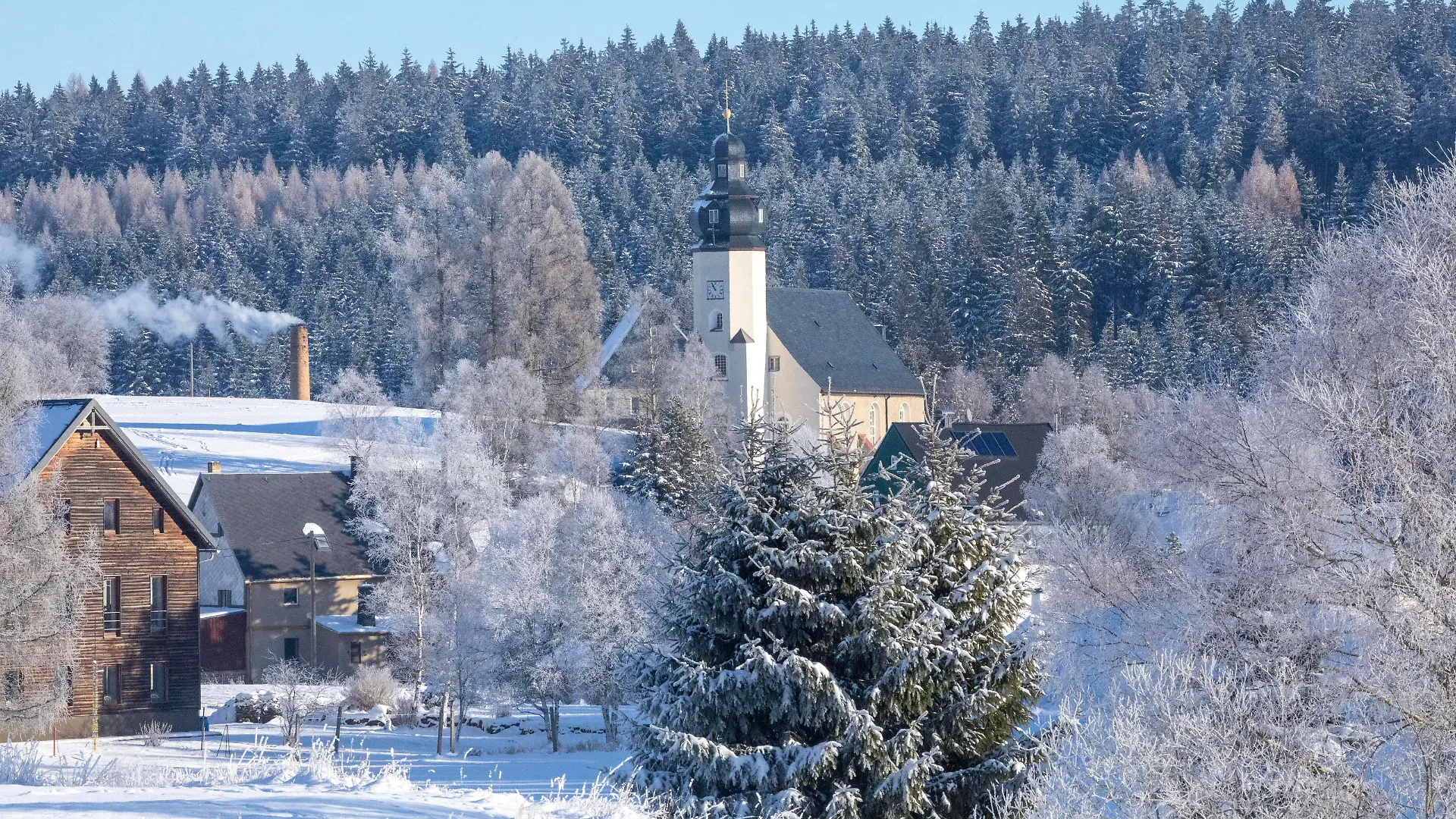 Die kälteste Nacht des diesjährigen Winters stand in der Nach von Samstag auf Sonntag an. Mit 23 C war es im erzgebirgischen Marienberg-Kühnhaide am Kältesten. Das Dorf im Erzgebirge ist in einem Talkessel gelegen und misst oftmals sehr tiefe Temperaturen. Am Boden war es sogar noch kälter. 27,5 C wurden knapp über dem Erdboden gemessen. Große Eiszapfen, dampfende Schornsteine fand man im Ort. Der Bach in Kühnhaide fast komplett zugefroren. Holz zum Feuern ist der wichtigste Brennstoff im Ort, denn alles andere ist bei den Energiepreisen fast unbezahlbar. Belohnt wurden die Menschen aber mit traumhaftem Winterwetter. Die Kälte verschwindet jedoch, nächste Woche werden im Tiefland bis zu 14 C vorhergesagt. https://wet