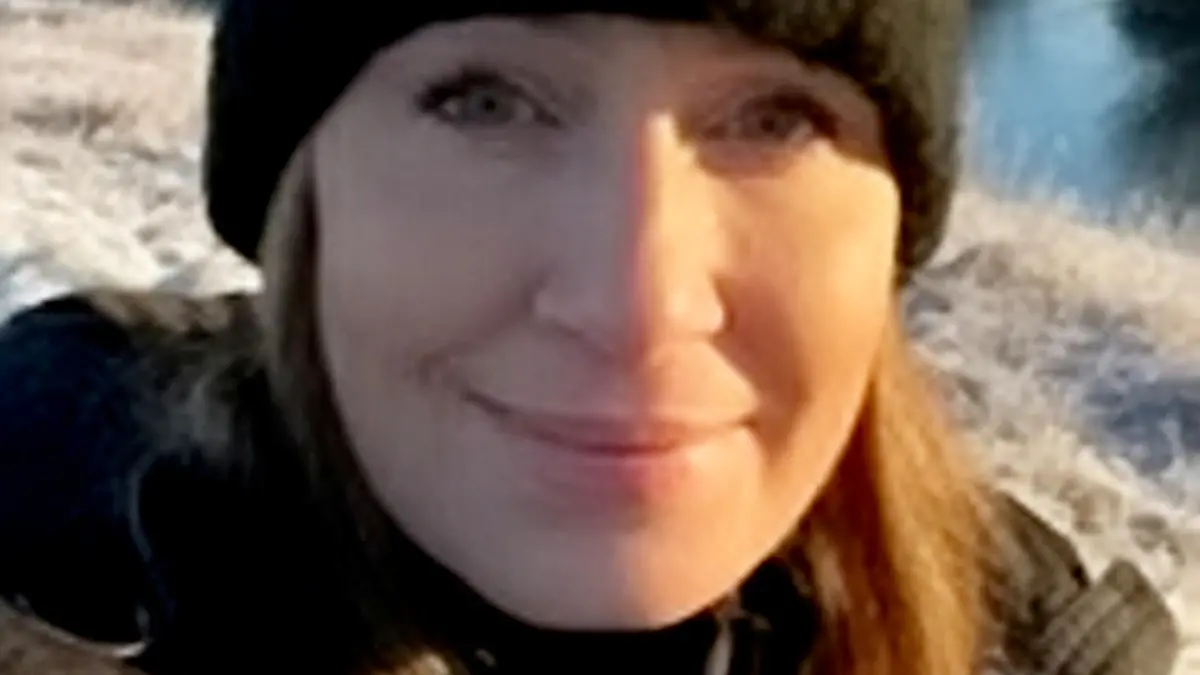SONDERKONDITIONEN: Satzpreis!
Police can now confirm the following timings from the morning that missing Nicola Bulley (PICTURED) was last seen: 8.43am Nicola walked along the path by the River Wyre, having dropped her children off at school, 8:50am (approximately) - A dog-walker somebody who knows Nicola saw her walking around the lower field with her dog. Their two dogs interacted briefly before the witness left the field via the river path, 8.53am She sent an email to her boss, 9.01am She logged into a Teams call, 9.10am (approximately) A witness somebody who knows Nicola saw her on the upper field walking her dog, Willow. Work is ongoing today to establish exactly what time this was., 9.30am The Teams call ended but Nicola stayed logged on, 9.35am (approximately) Nicolas mobile phone and Willow were found at a bench by the river by another dog-walker. Police continue to have specialist resources from both the police and other emergency services in the area searching a significant area of land around the river off Garstang Road. They also have divers in the area and are using underwater drones to search the full length of the River Wyre downstream. Our police dogs have also been out searching. / action press